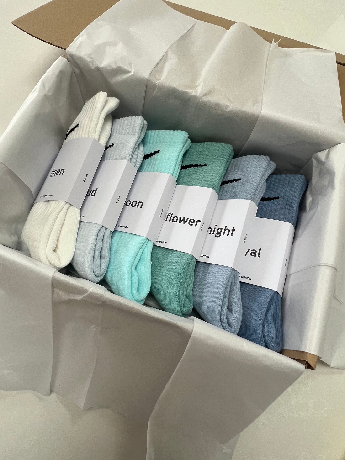 6 pairs Nike crew socks. 6 pack Nike everyday crew socks. Hand dyed colours.
