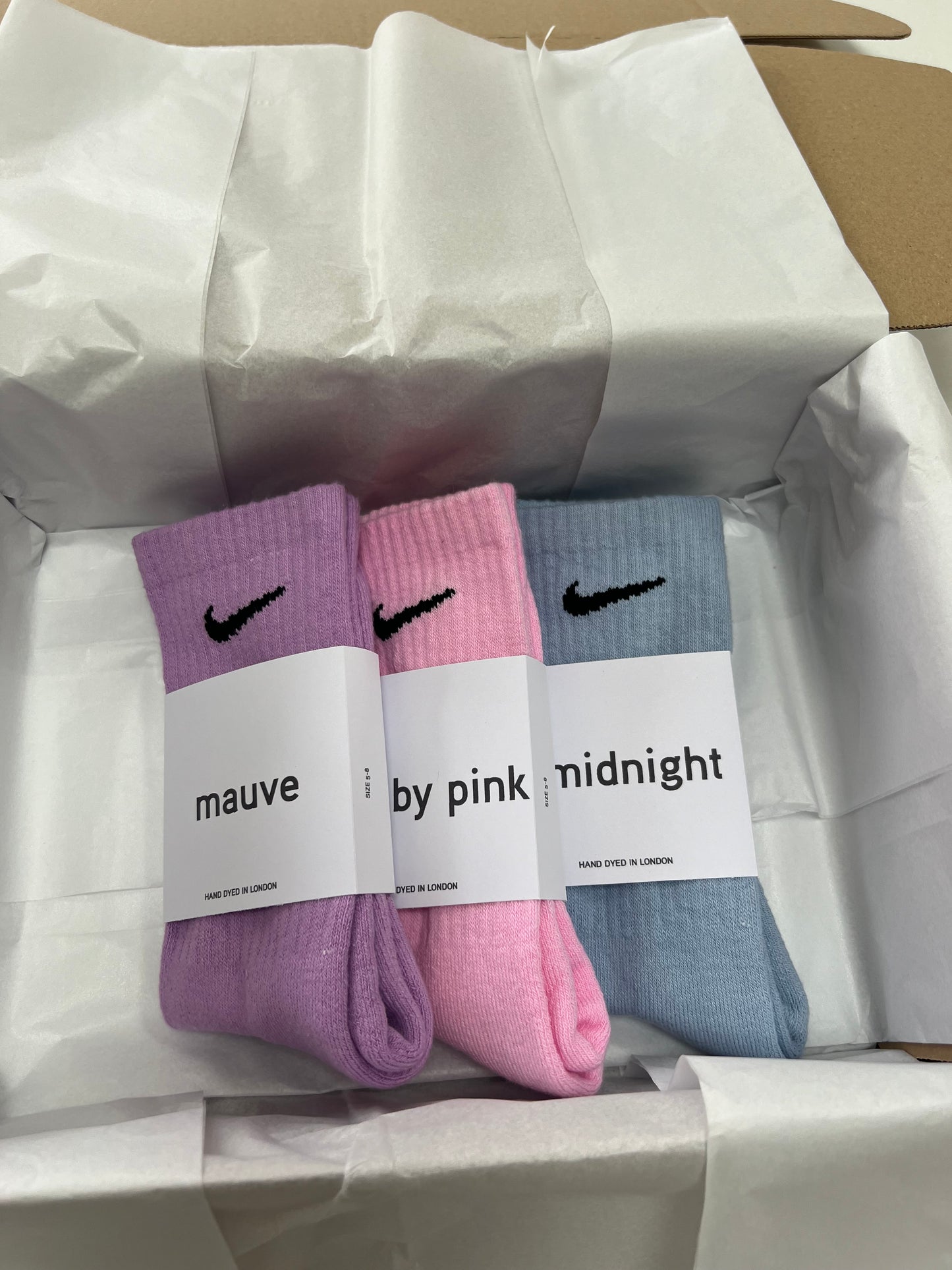 3 pairs Nike crew socks. 3 pack Nike everyday crew socks. Hand dyed colours.