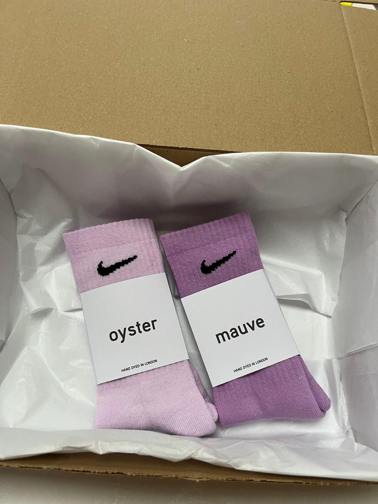 2 pairs Nike crew socks. 2 pack Nike everyday crew socks. Hand dyed colours.