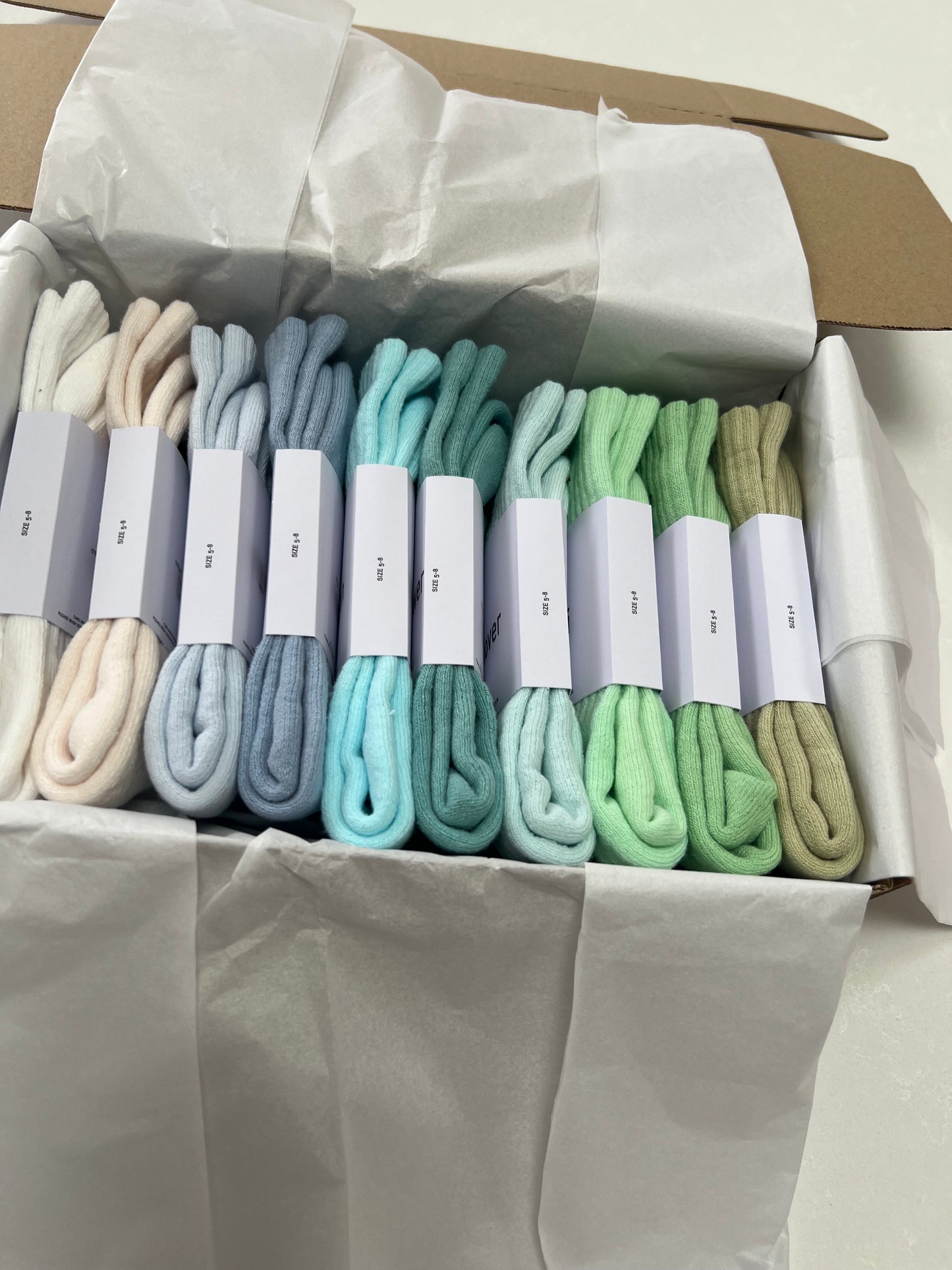 10 pairs Nike crew socks. 10 pack Nike everyday crew socks. Hand dyed colours.