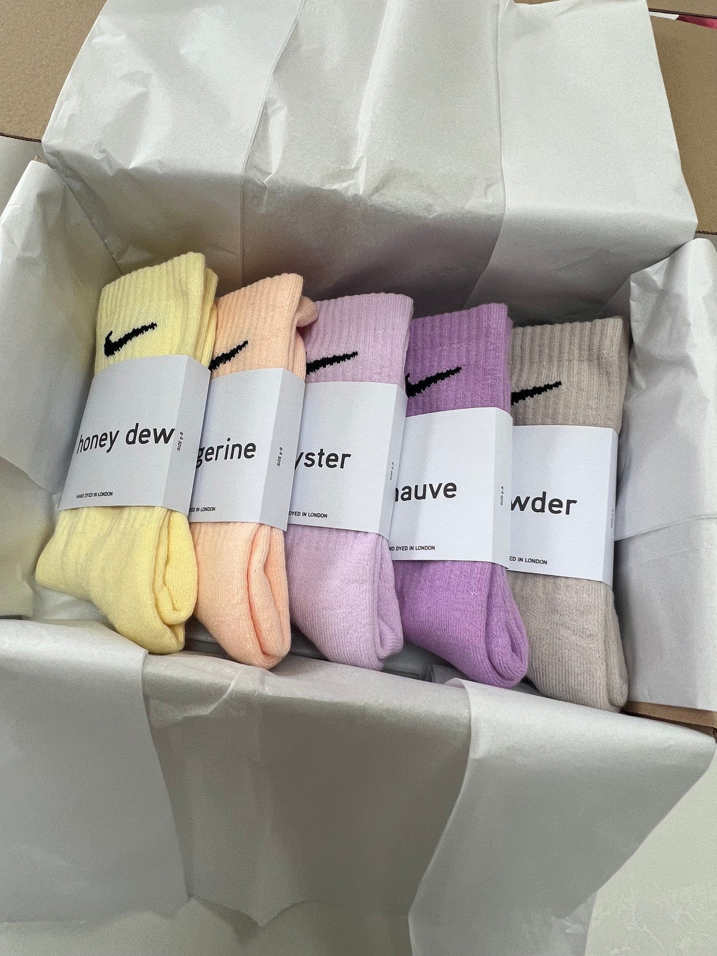 5 pairs Nike crew socks. 5 pack Nike everyday crew socks. Hand dyed colours.