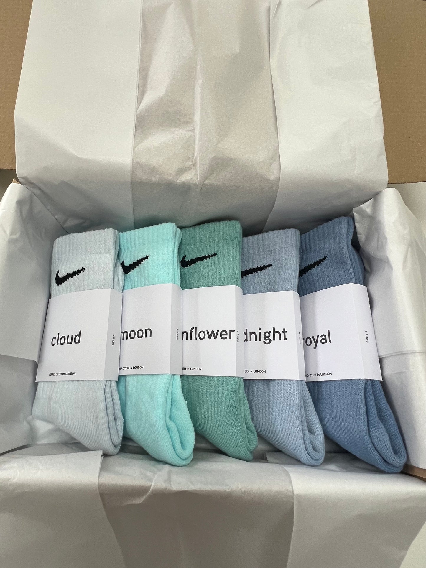 5 pairs Nike crew socks. 5 pack Nike everyday crew socks. Hand dyed colours.