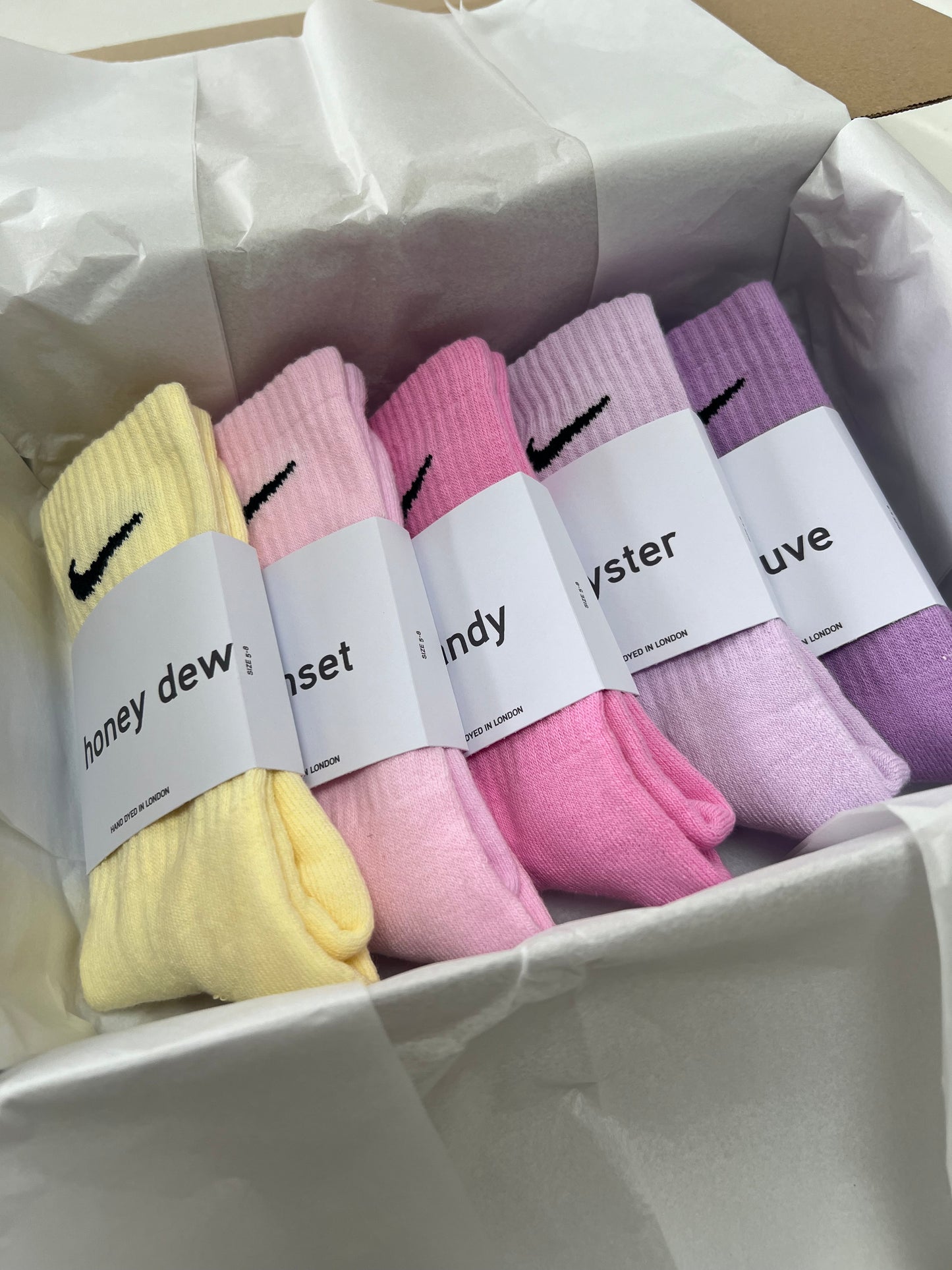 5 pairs Nike crew socks. 5 pack Nike everyday crew socks. Hand dyed colours.