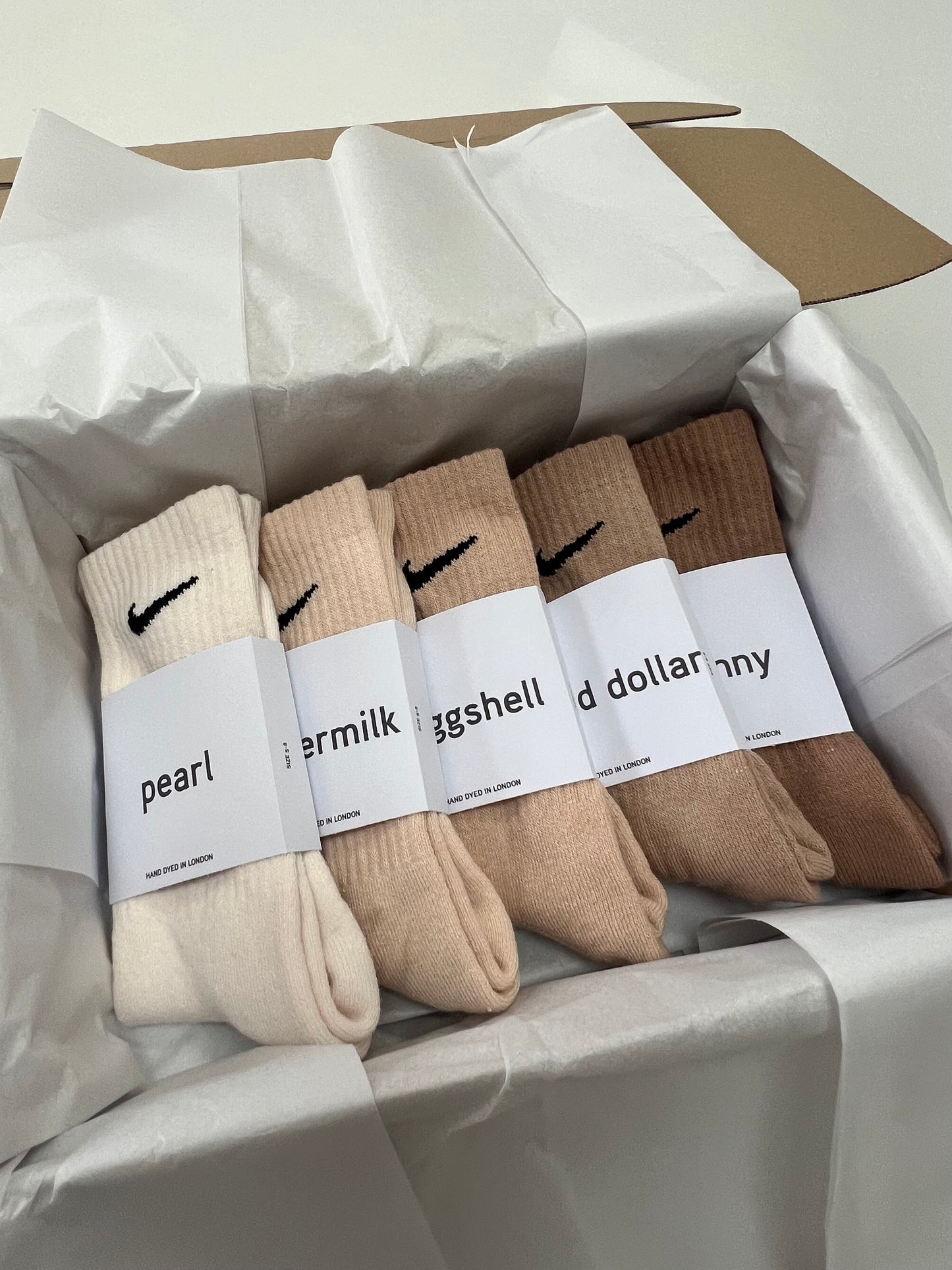 5 pairs Nike crew socks. 5 pack Nike everyday crew socks. Hand dyed colours.