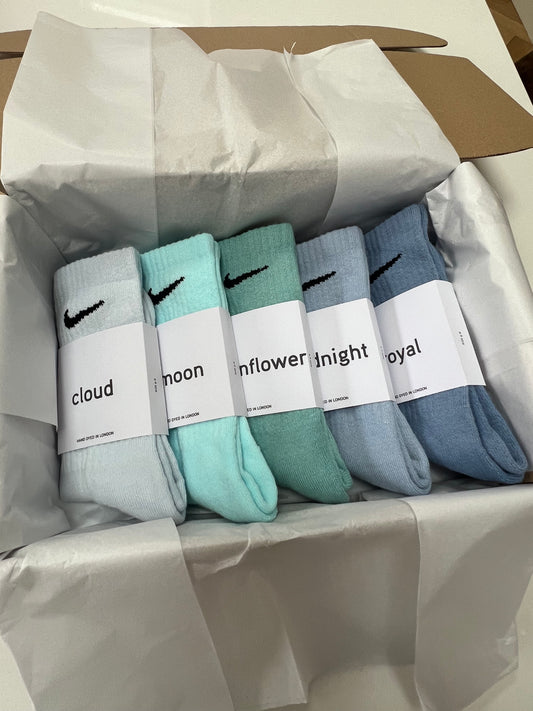 5 pairs Nike crew socks. 5 pack Nike everyday crew socks. Hand dyed colours.