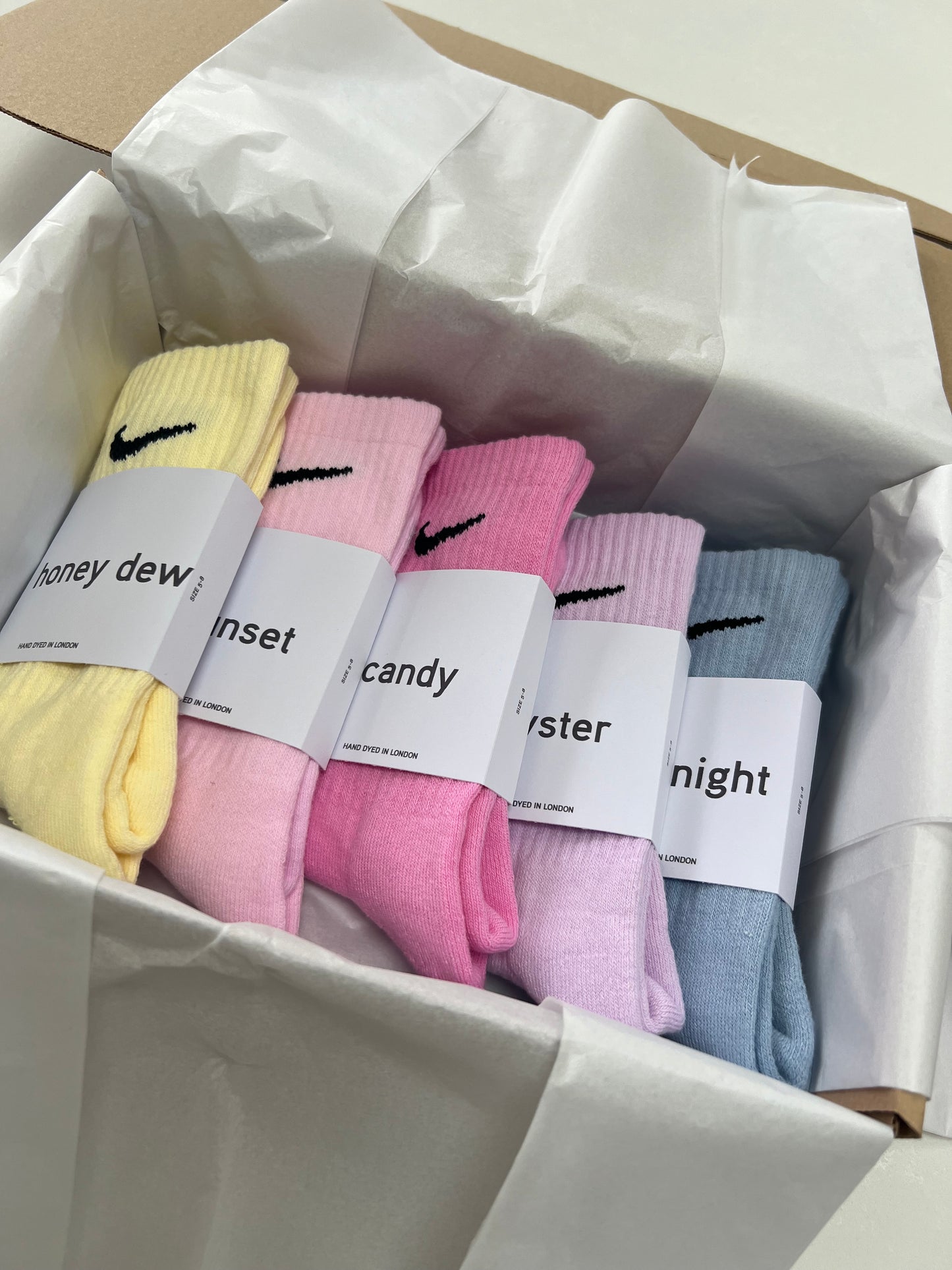 5 pairs Nike crew socks. 5 pack Nike everyday crew socks. Hand dyed colours.