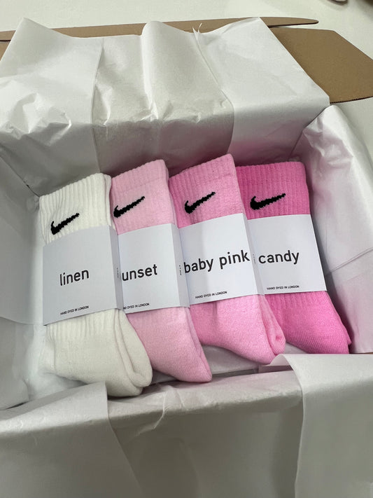 4 pairs Nike crew socks. 4 pack Nike everyday crew socks. Hand dyed colours.