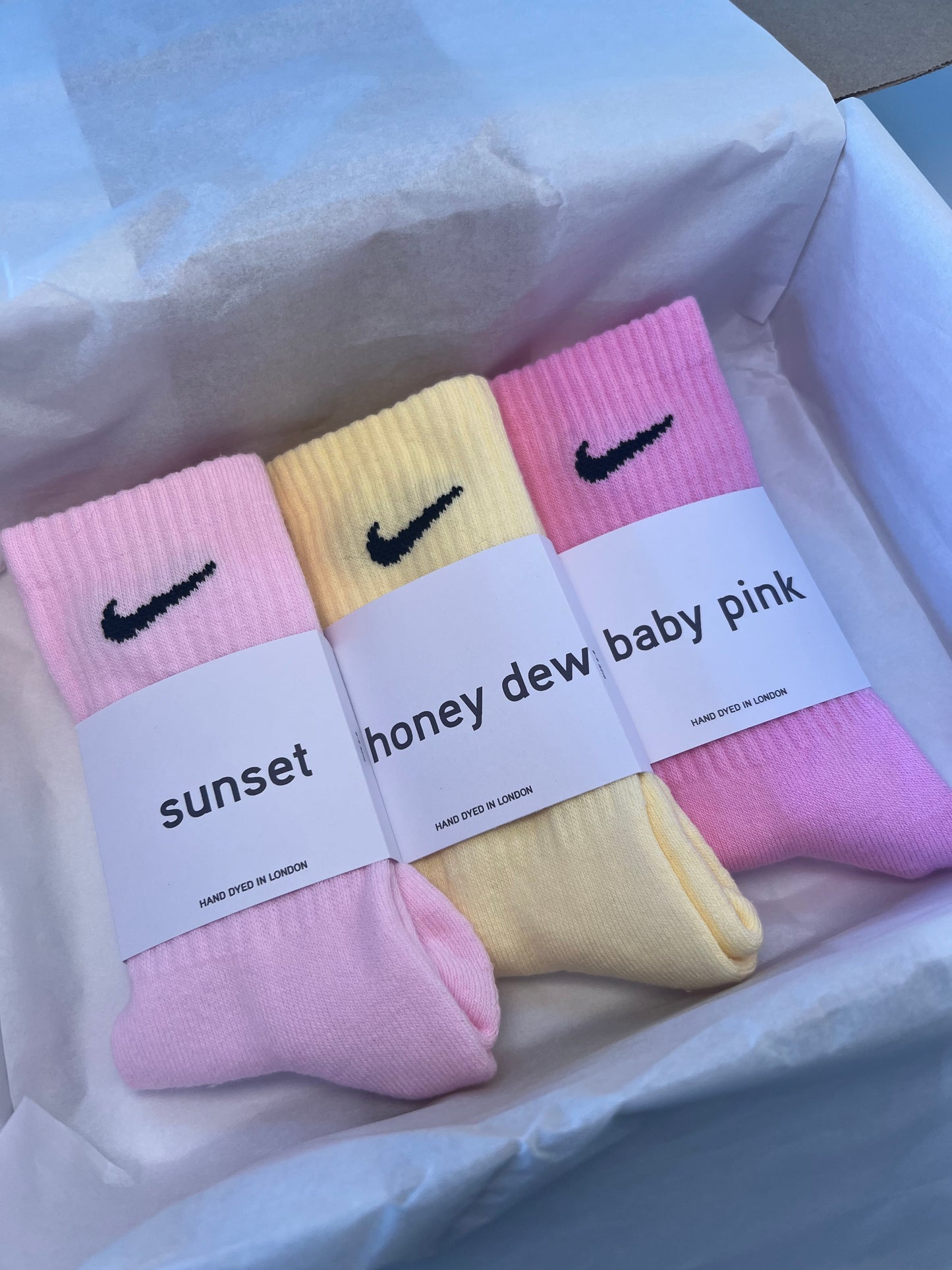 3 pairs Nike crew socks. 3 pack Nike everyday crew socks. Hand dyed colours.