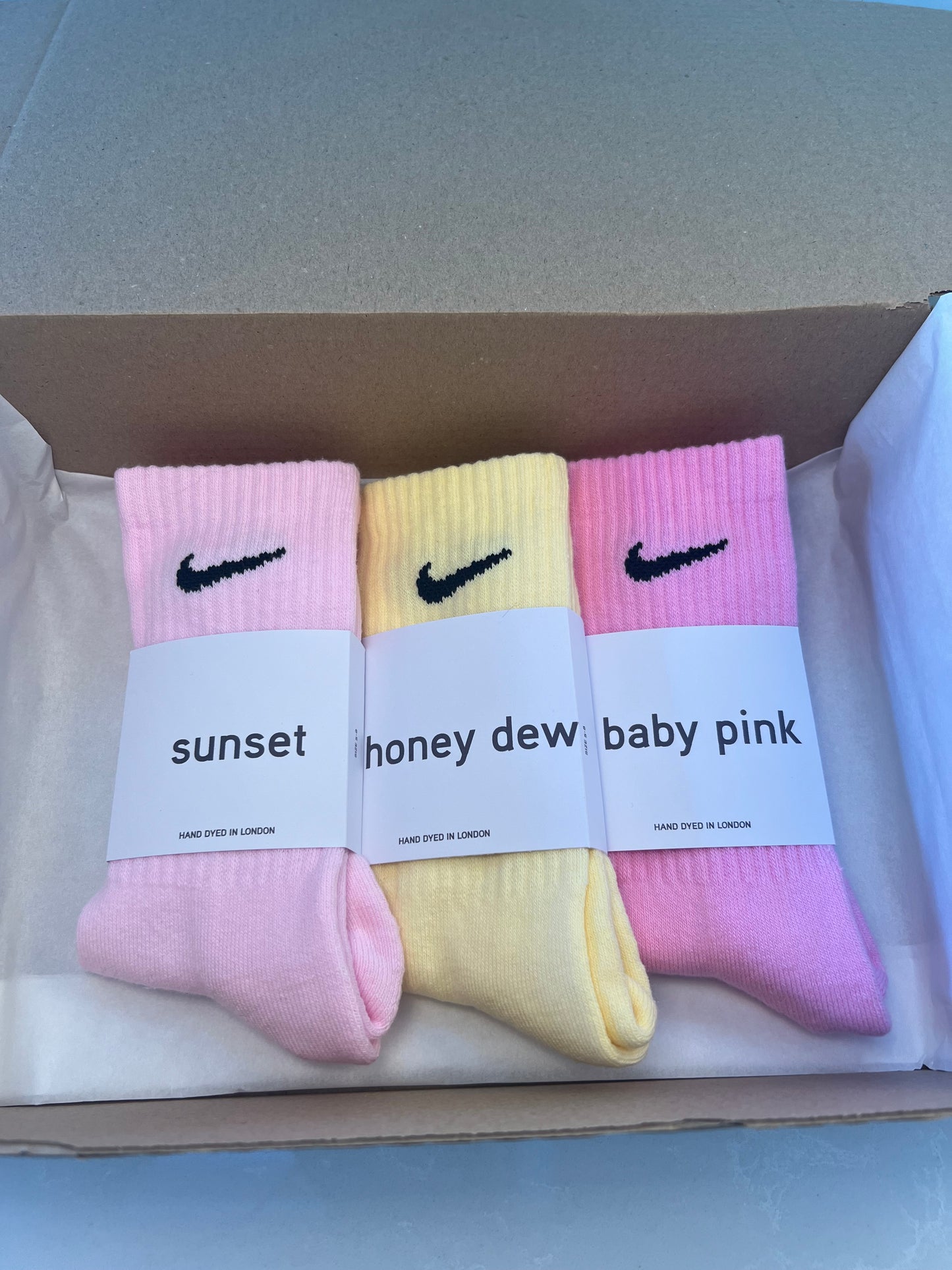 3 pairs Nike crew socks. 3 pack Nike everyday crew socks. Hand dyed colours.