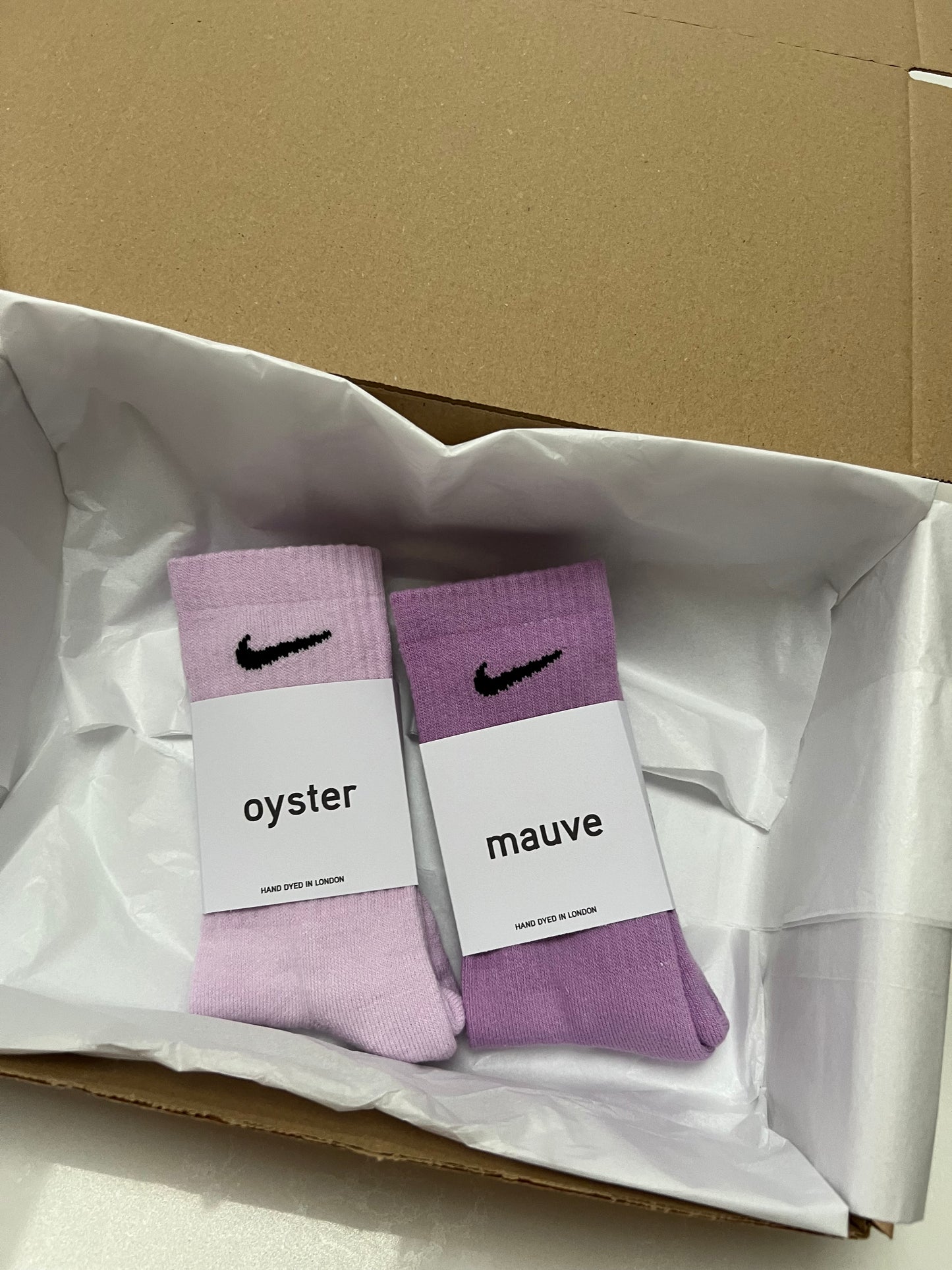 2 pairs Nike crew socks. 2 pack Nike everyday crew socks. Hand dyed colours.