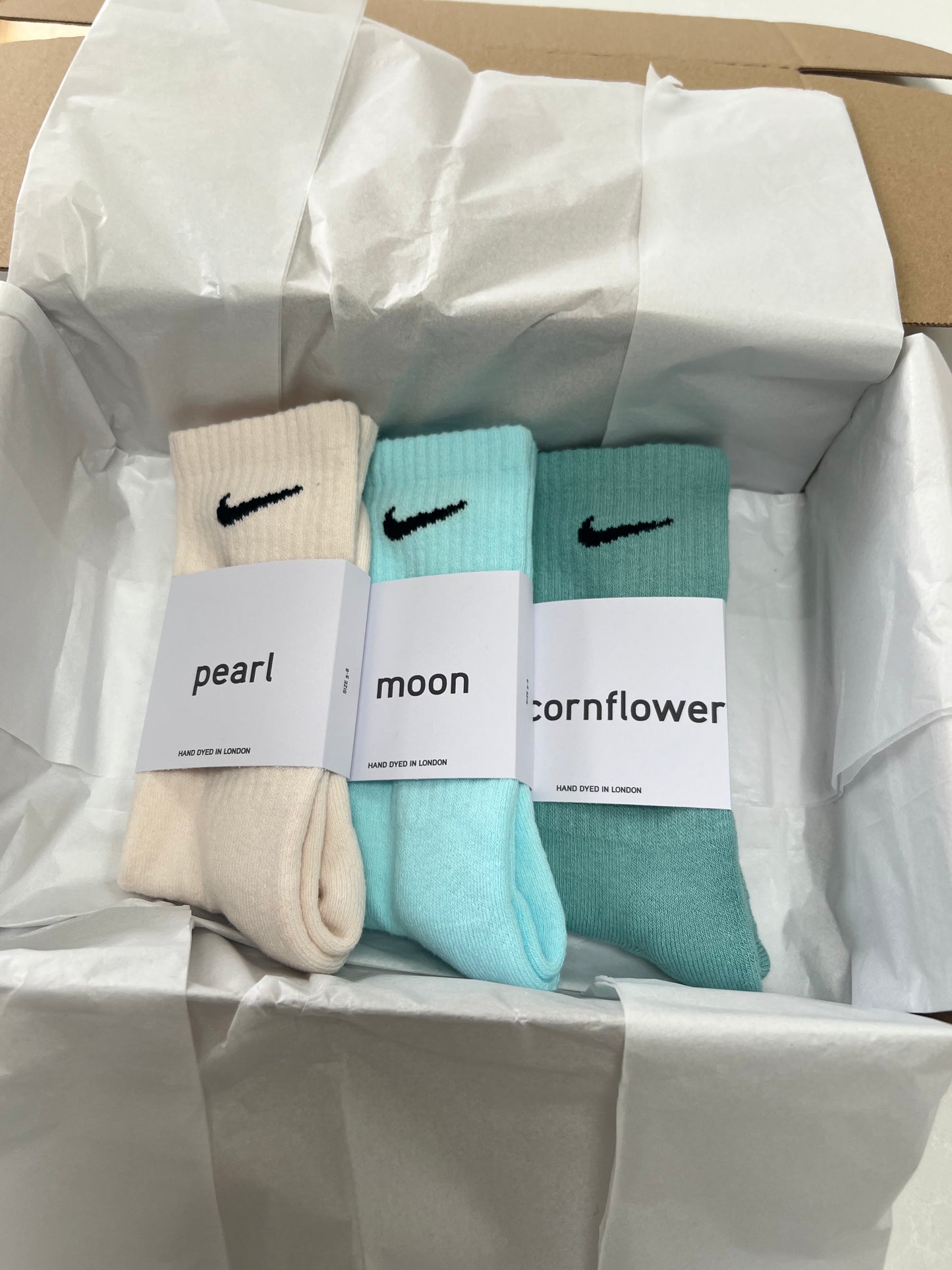 3 pairs Nike crew socks. 3 pack Nike everyday crew socks. Hand dyed colours.