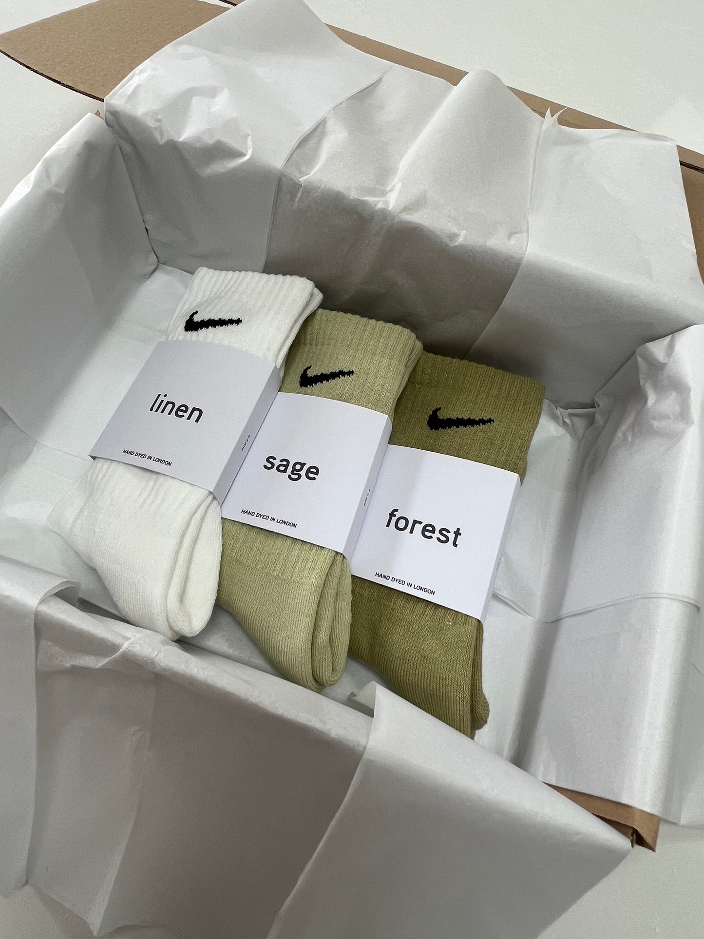 3 pairs Nike crew socks. 3 pack Nike everyday crew socks. Hand dyed colours.