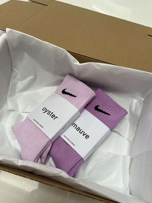 2 pairs Nike crew socks. 2 pack Nike everyday crew socks. Hand dyed colours.