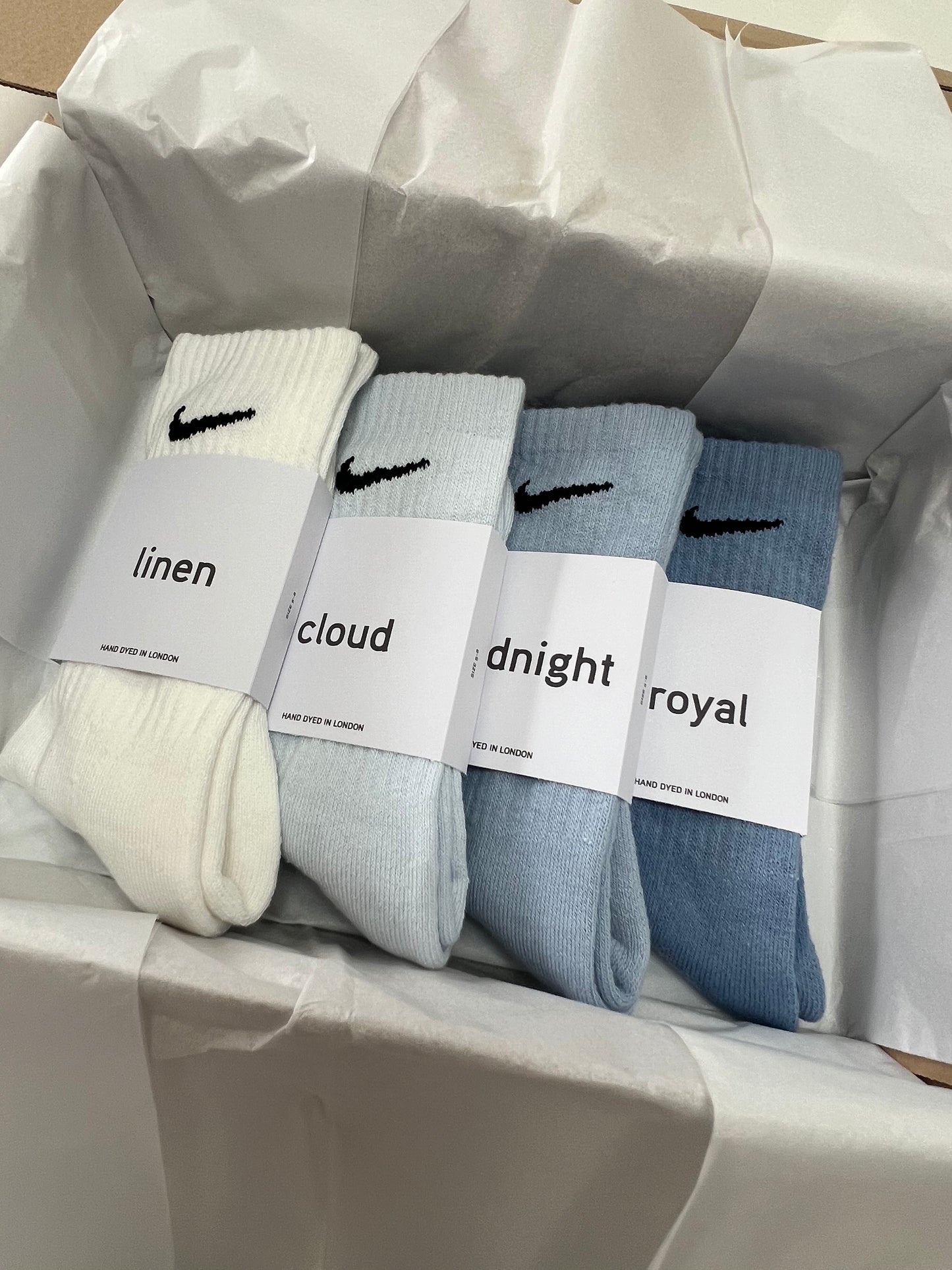 4 pairs Nike crew socks. 4 pack Nike everyday crew socks. Hand dyed colours.