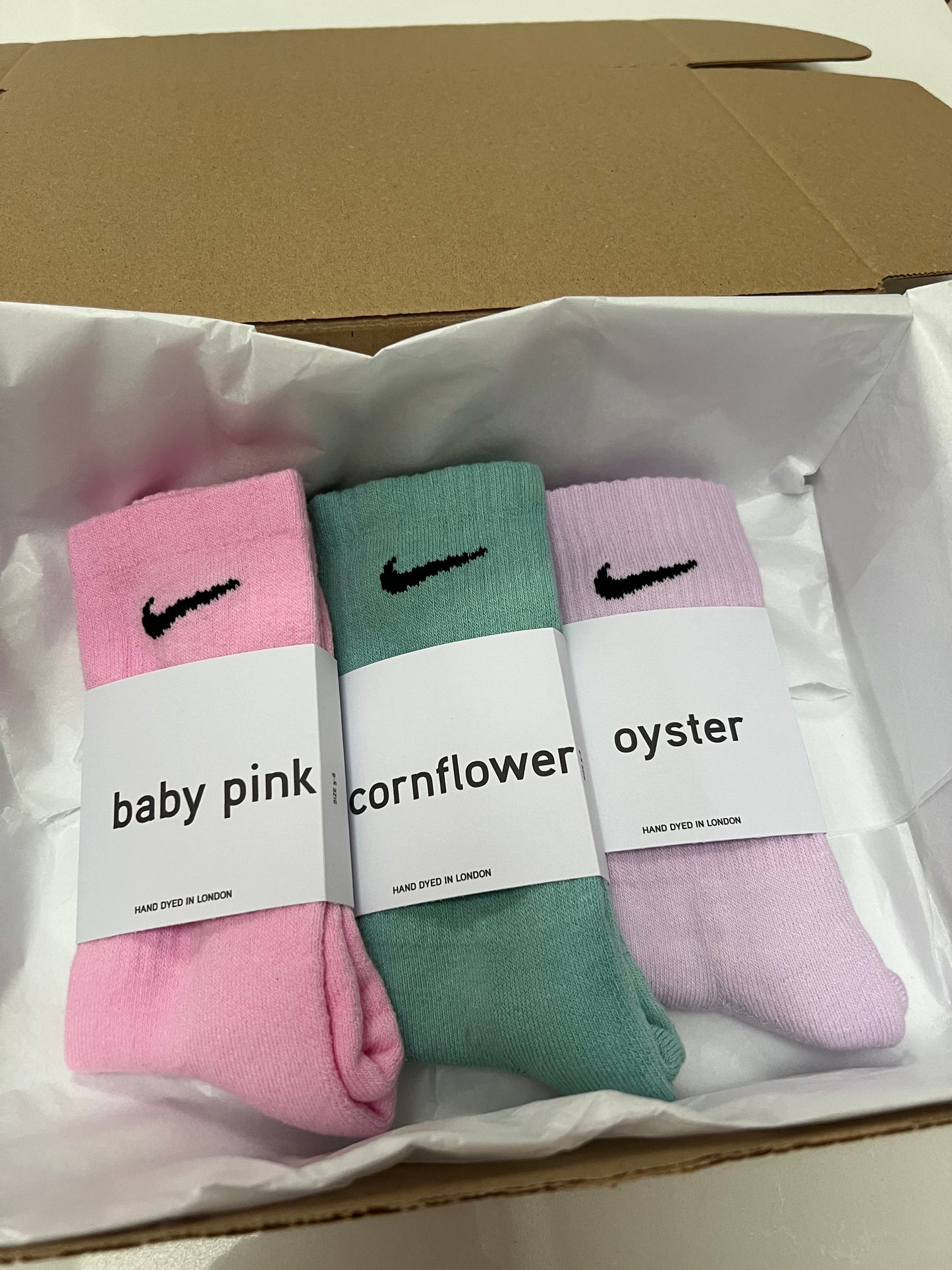 3 pairs Nike crew socks. 3 pack Nike everyday crew socks. Hand dyed colours.