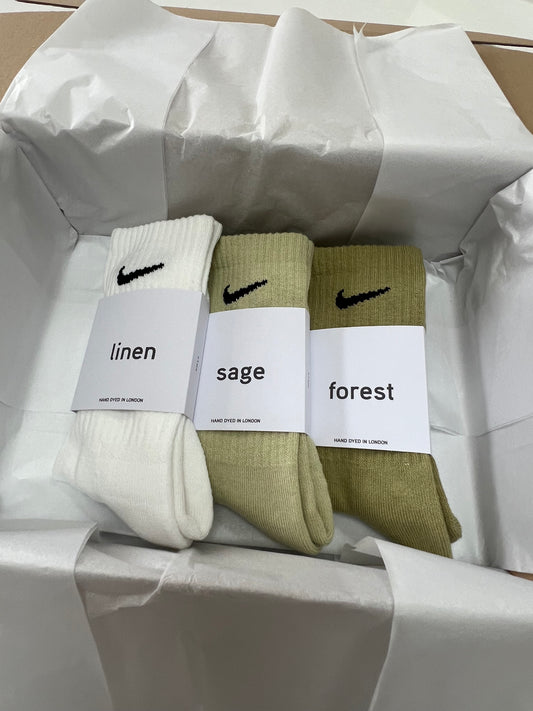 3 pairs Nike crew socks. 3 pack Nike everyday crew socks. Hand dyed colours.