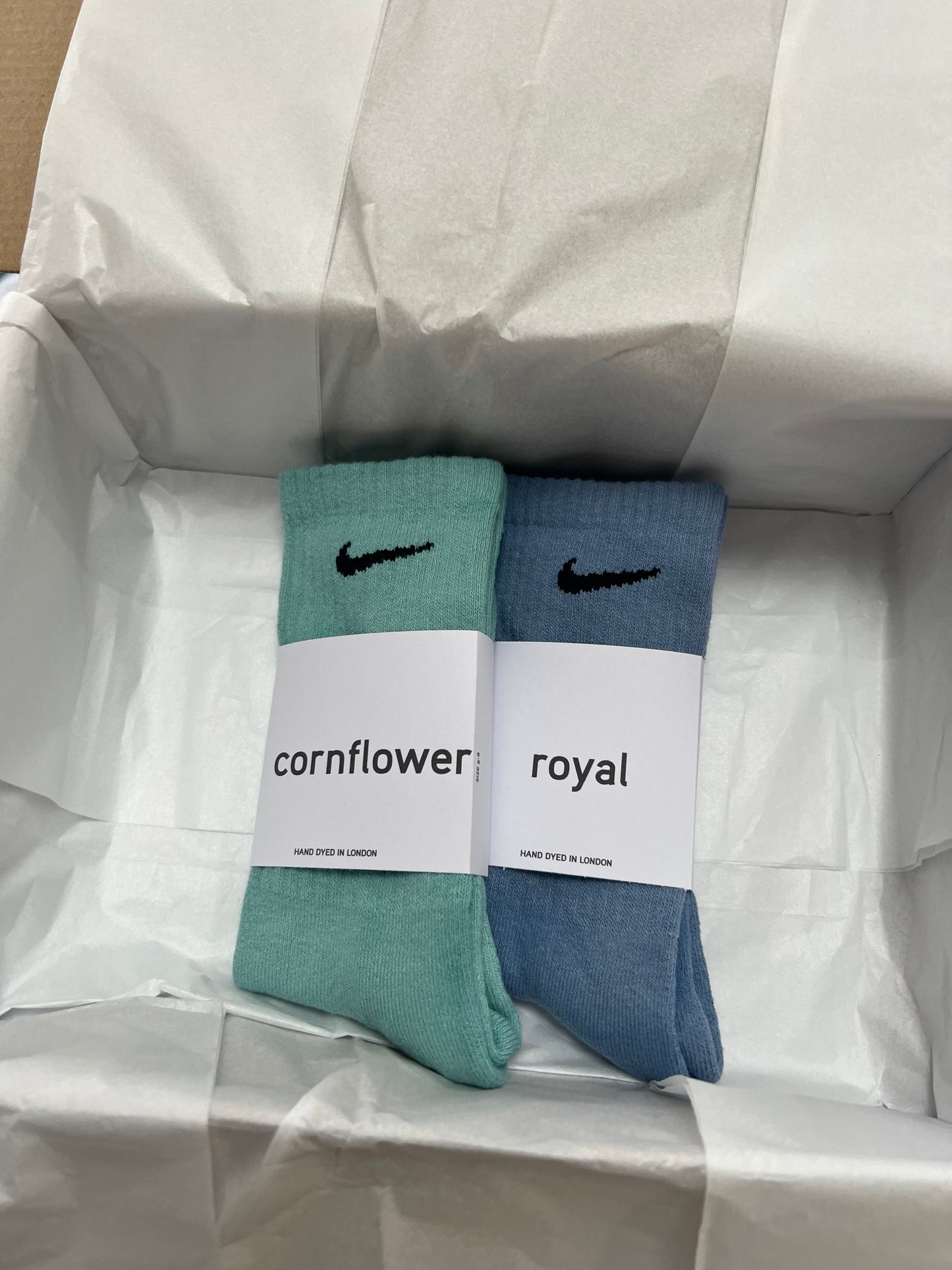 2 pairs Nike crew socks. 2 pack Nike everyday crew socks. Hand dyed colours.