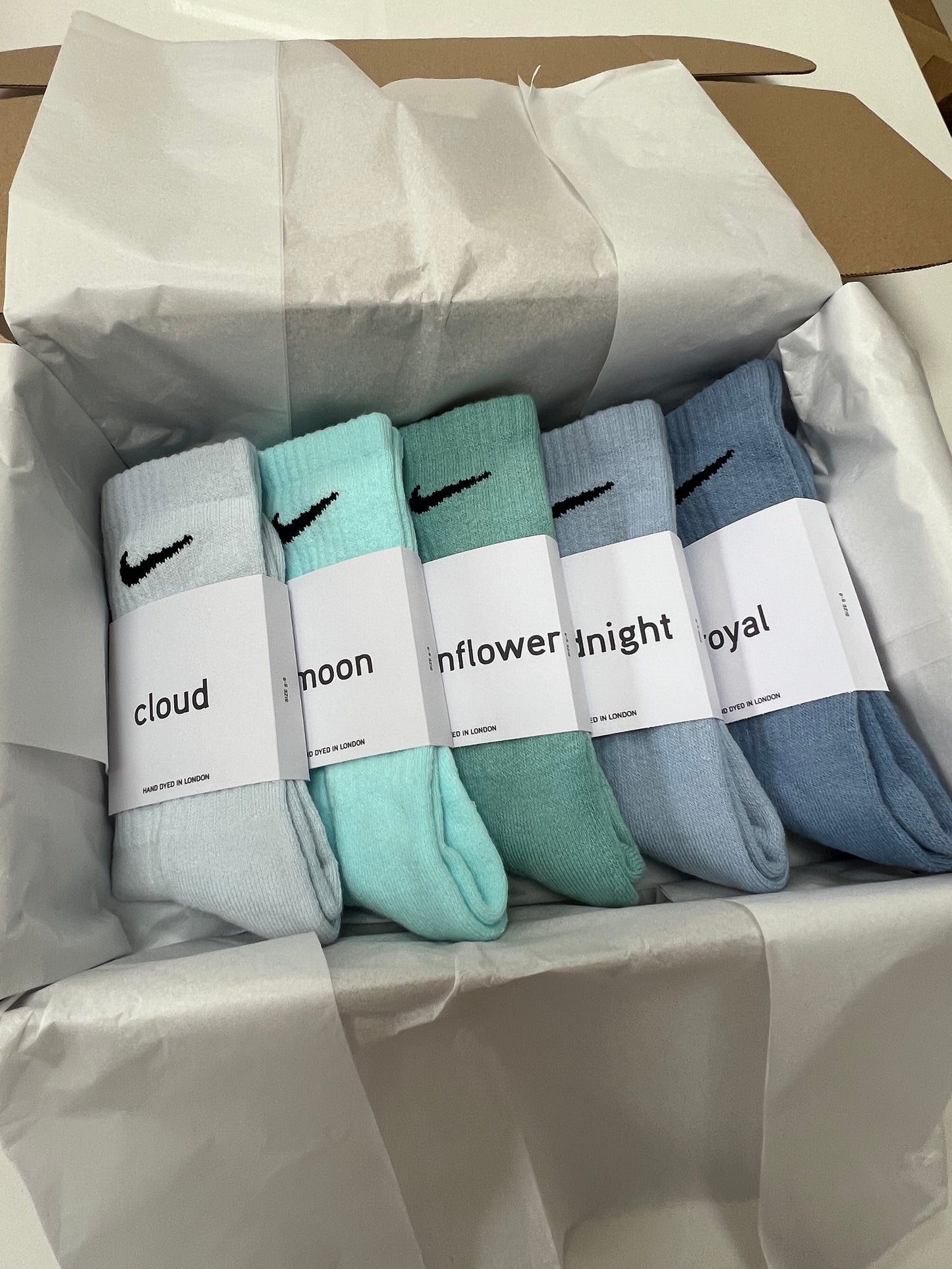 5 pairs Nike crew socks. 5 pack Nike everyday crew socks. Hand dyed colours.