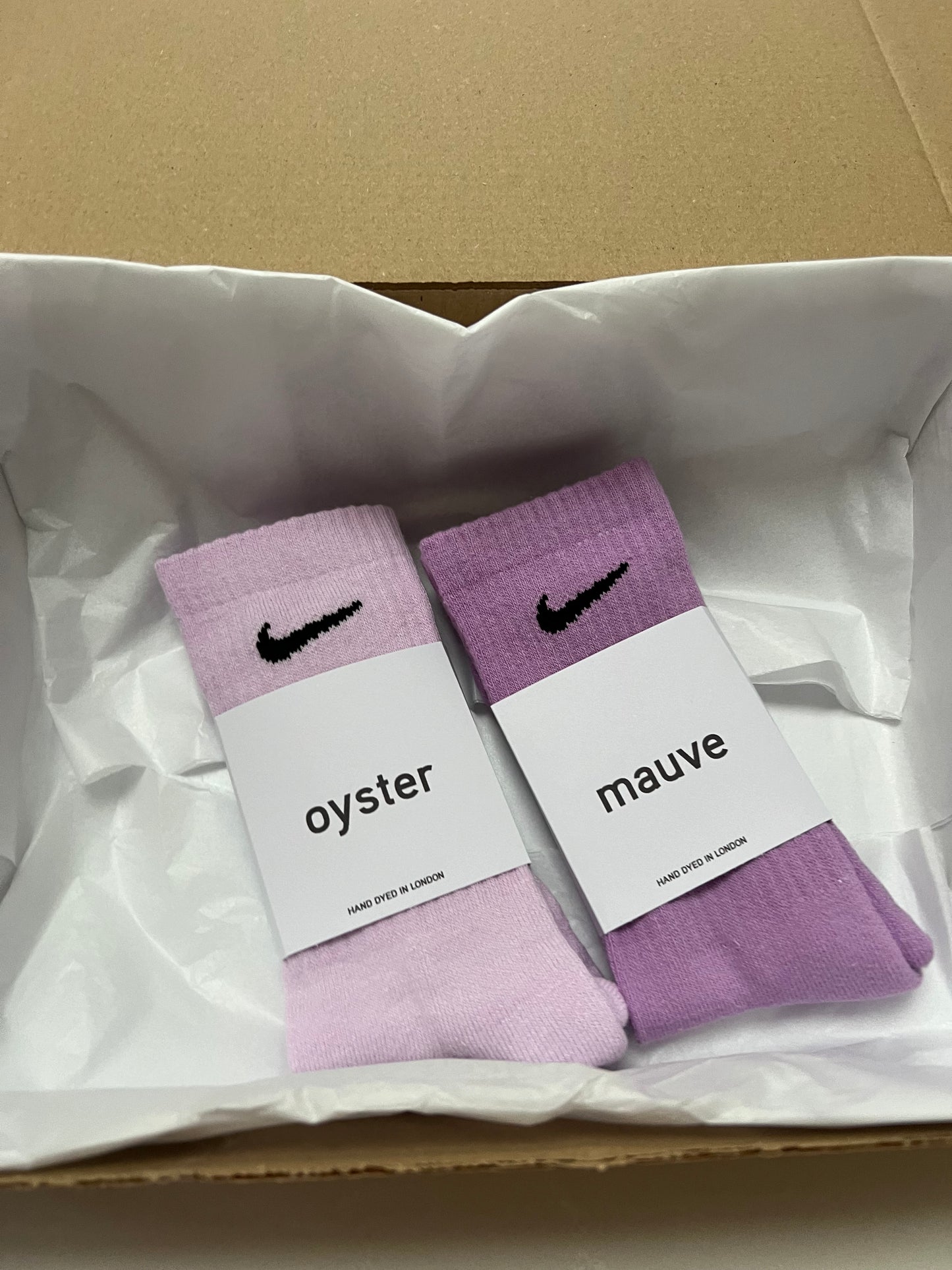 2 pairs Nike crew socks. 2 pack Nike everyday crew socks. Hand dyed colours.