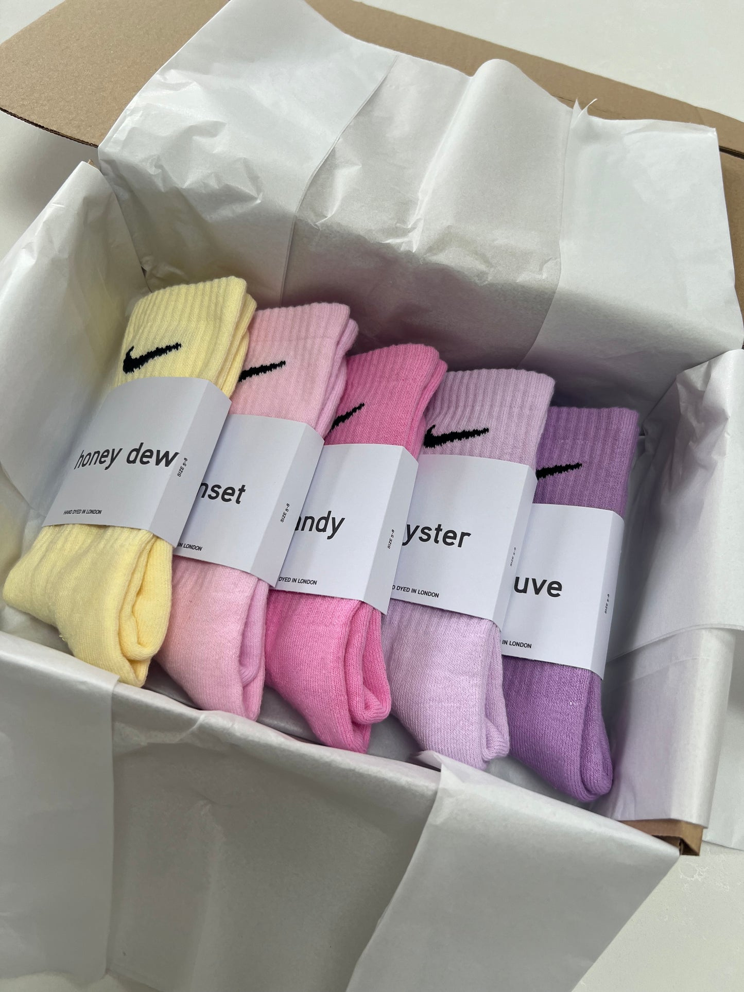 5 pairs Nike crew socks. 5 pack Nike everyday crew socks. Hand dyed colours.