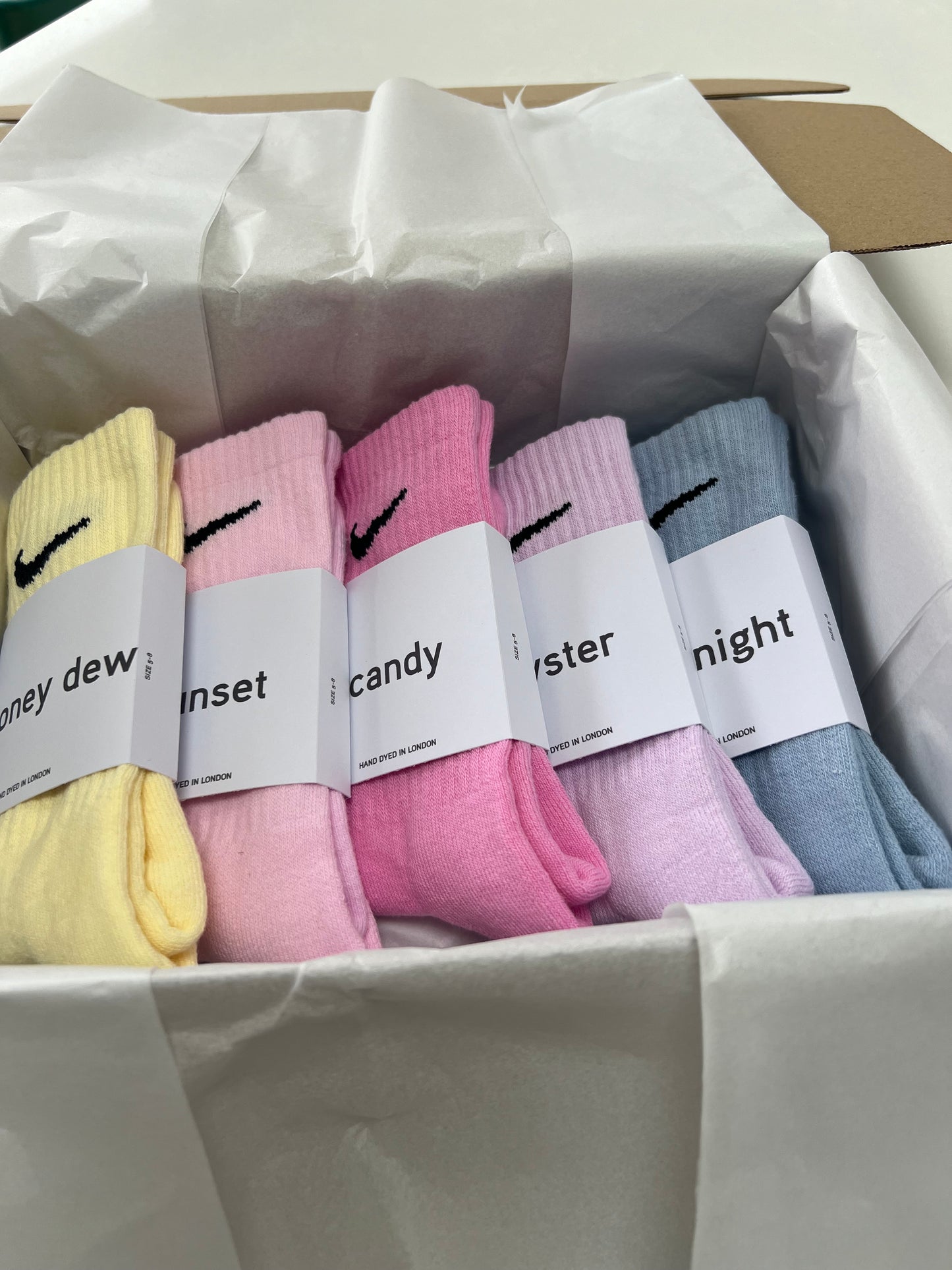 5 pairs Nike crew socks. 5 pack Nike everyday crew socks. Hand dyed colours.