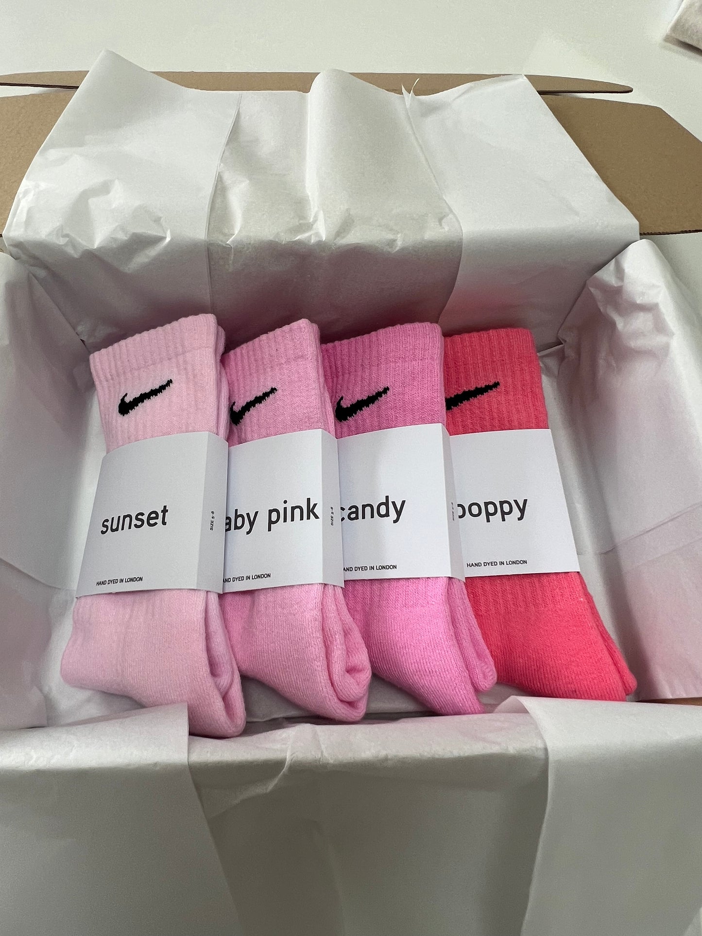 4 pairs Nike crew socks. 4 pack Nike everyday crew socks. Hand dyed colours.