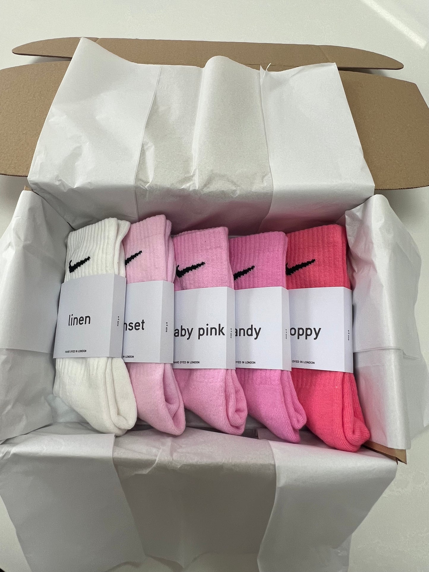 5 pairs Nike crew socks. 5 pack Nike everyday crew socks. Hand dyed colours.