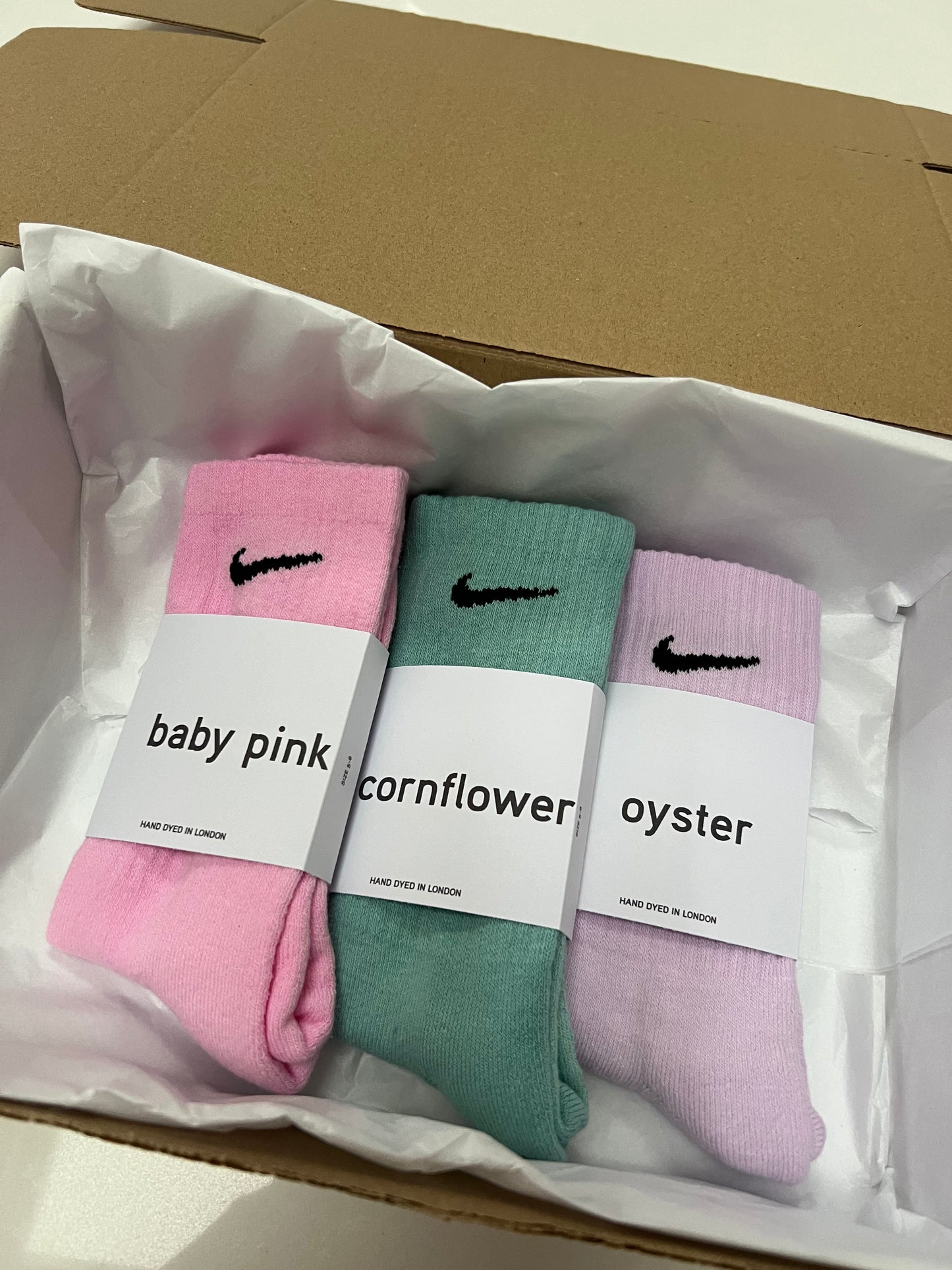 3 pairs Nike crew socks. 3 pack Nike everyday crew socks. Hand dyed colours.