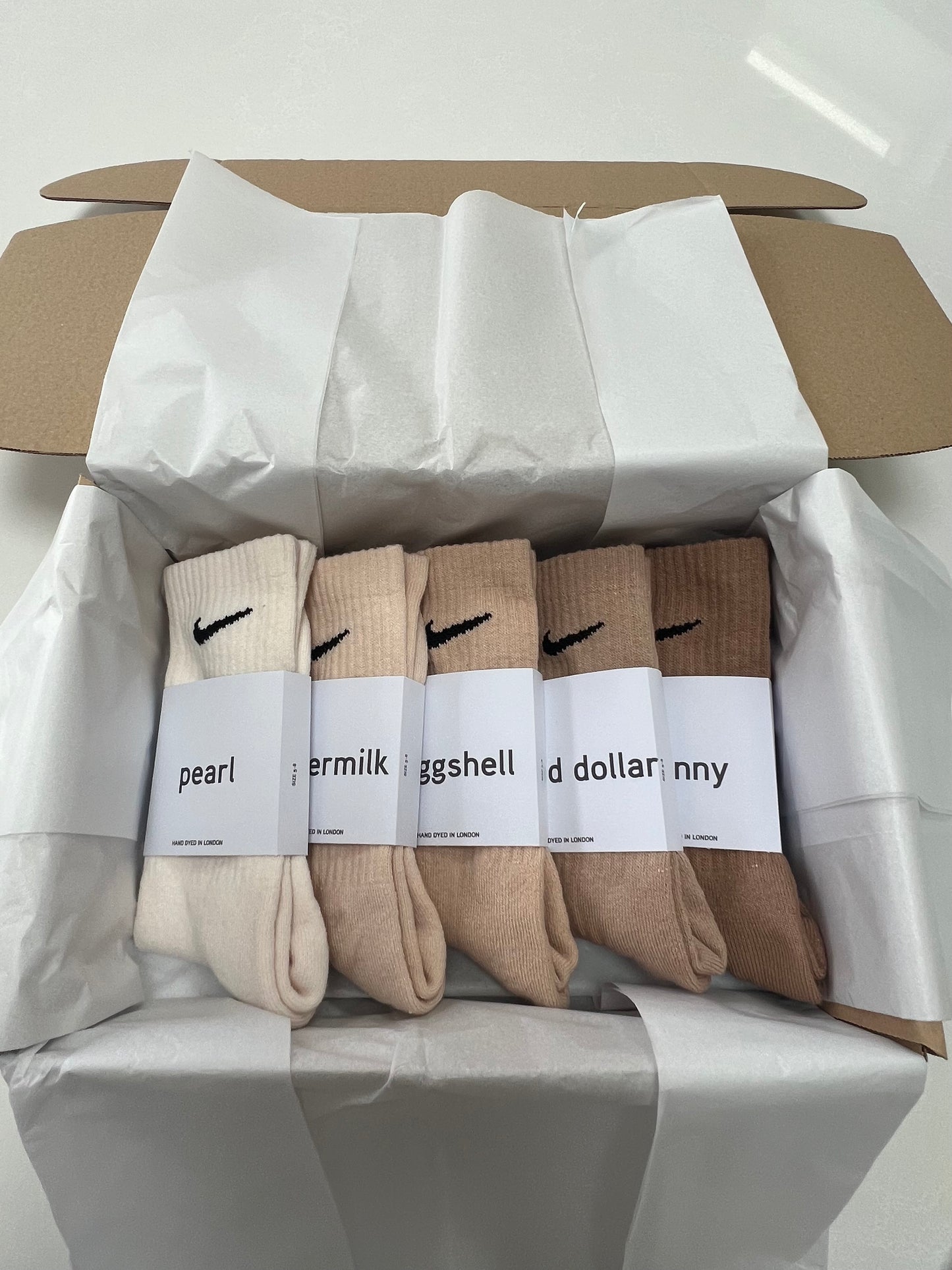 5 pairs Nike crew socks. 5 pack Nike everyday crew socks. Hand dyed colours.