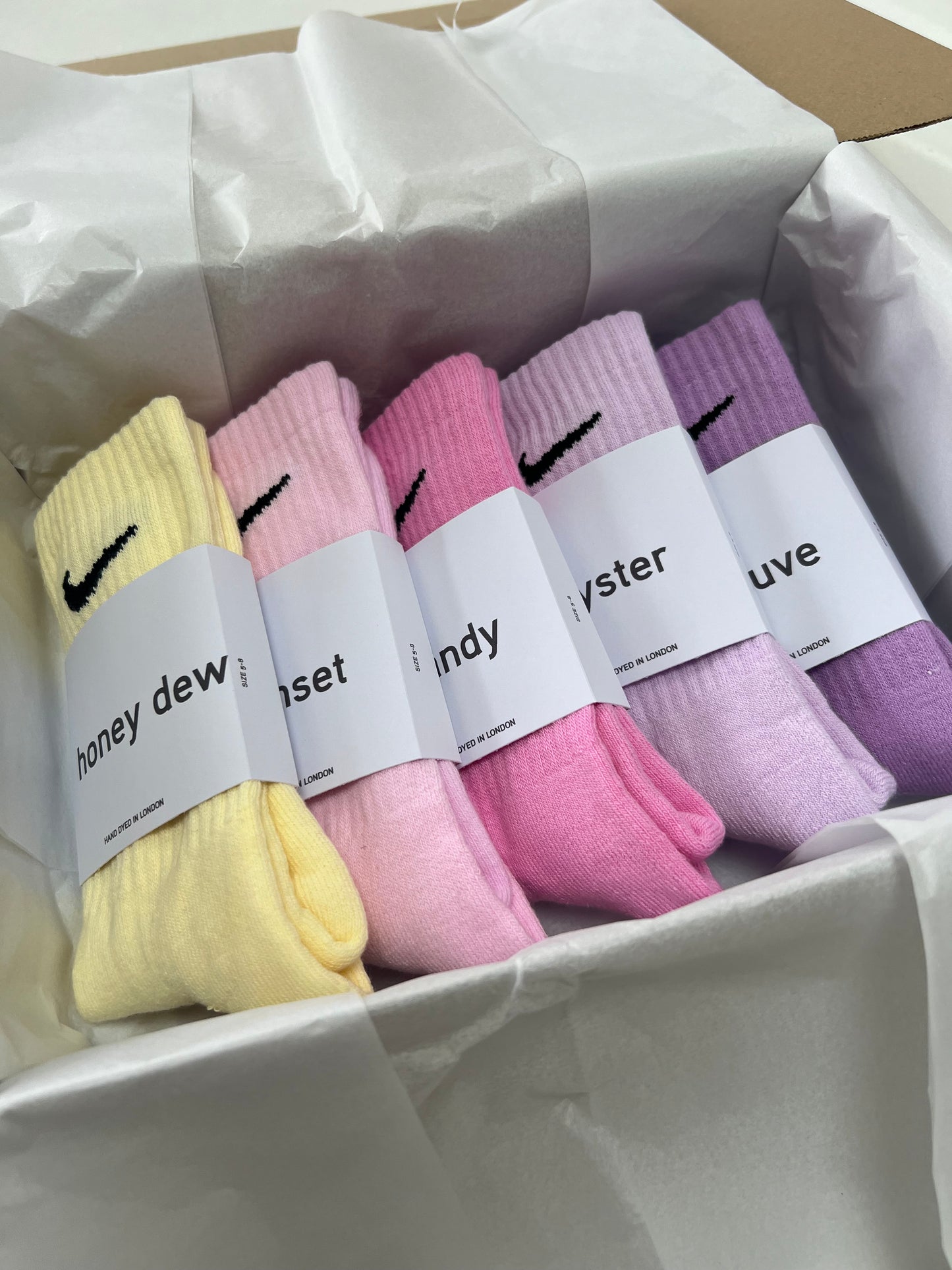 5 pairs Nike crew socks. 5 pack Nike everyday crew socks. Hand dyed colours.