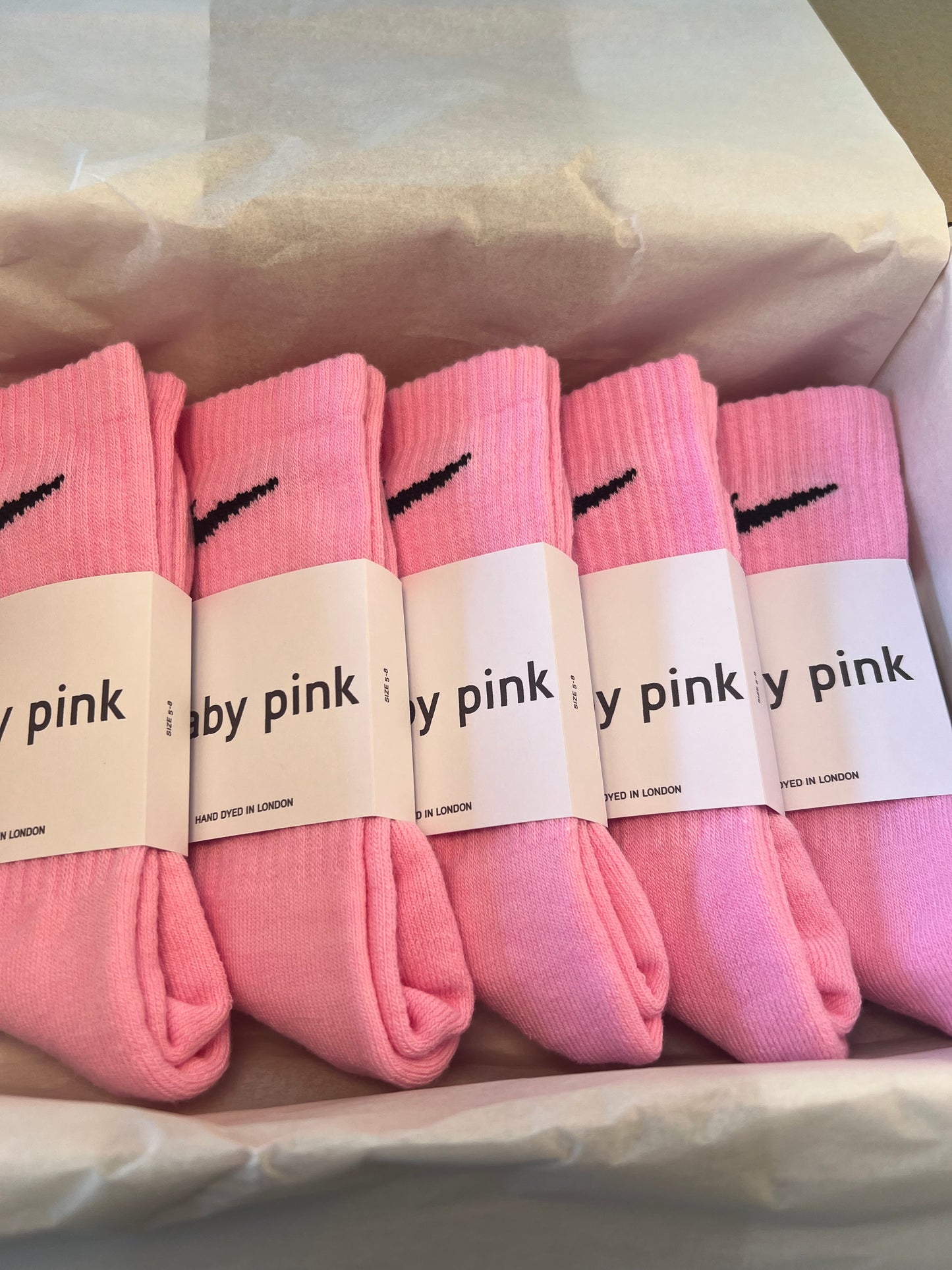 5 pairs Nike crew socks. 5 pack Nike everyday crew socks. Hand dyed colours.