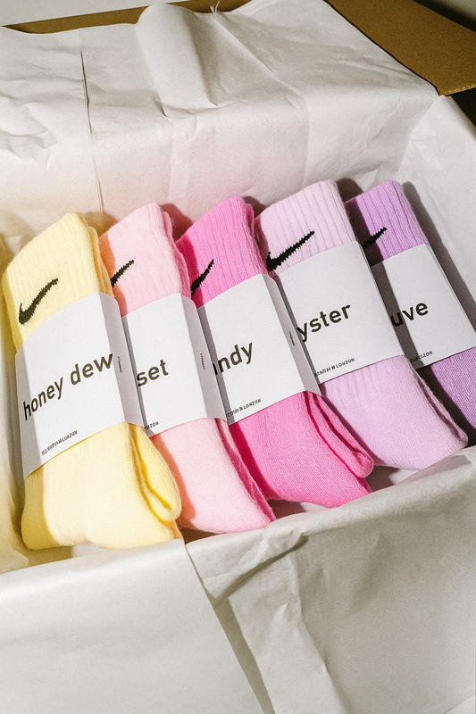 5 pairs Nike crew socks. 5 pack Nike everyday crew socks. Hand dyed colours.