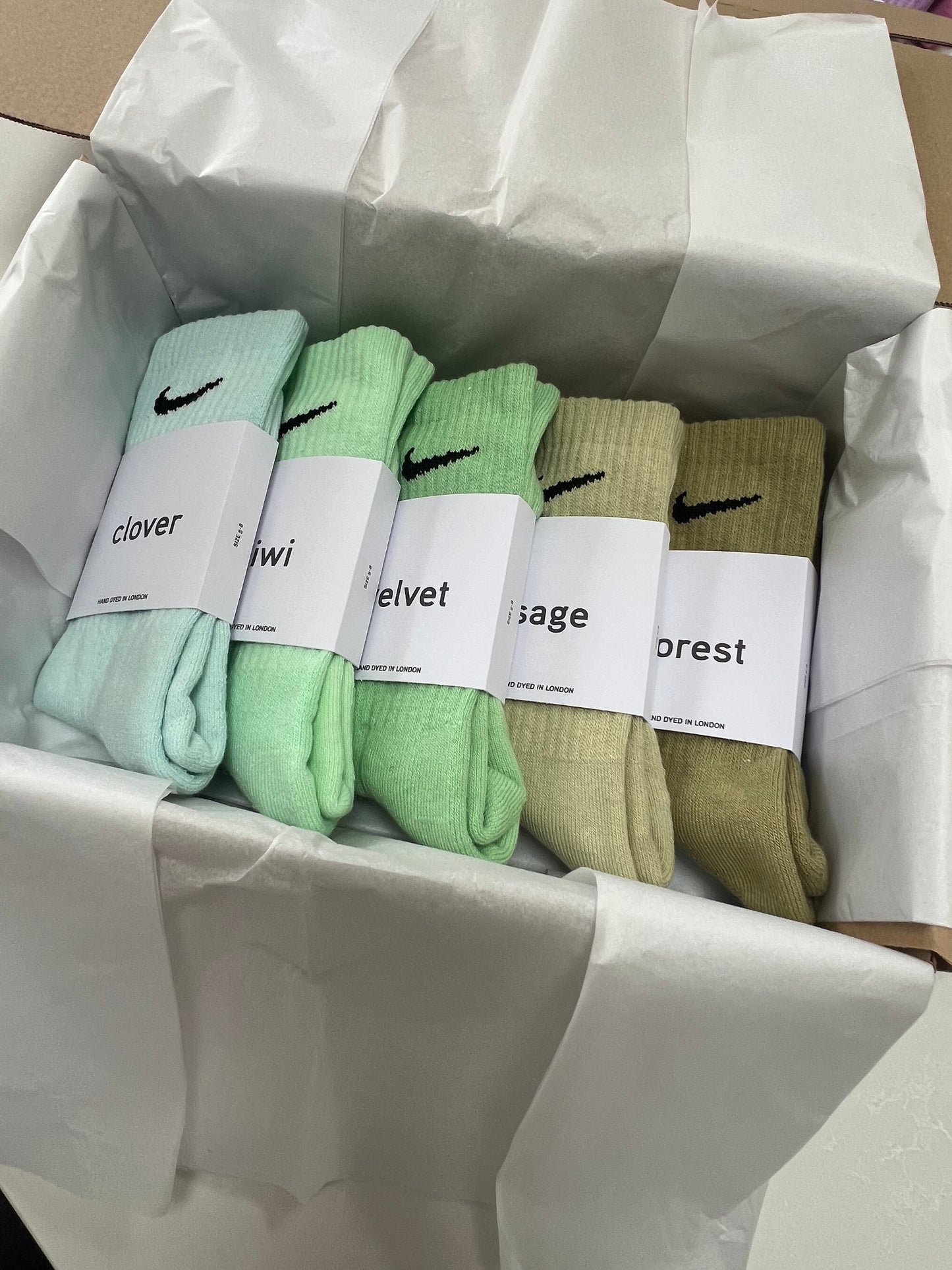 5 pairs Nike crew socks. 5 pack Nike everyday crew socks. Hand dyed colours.