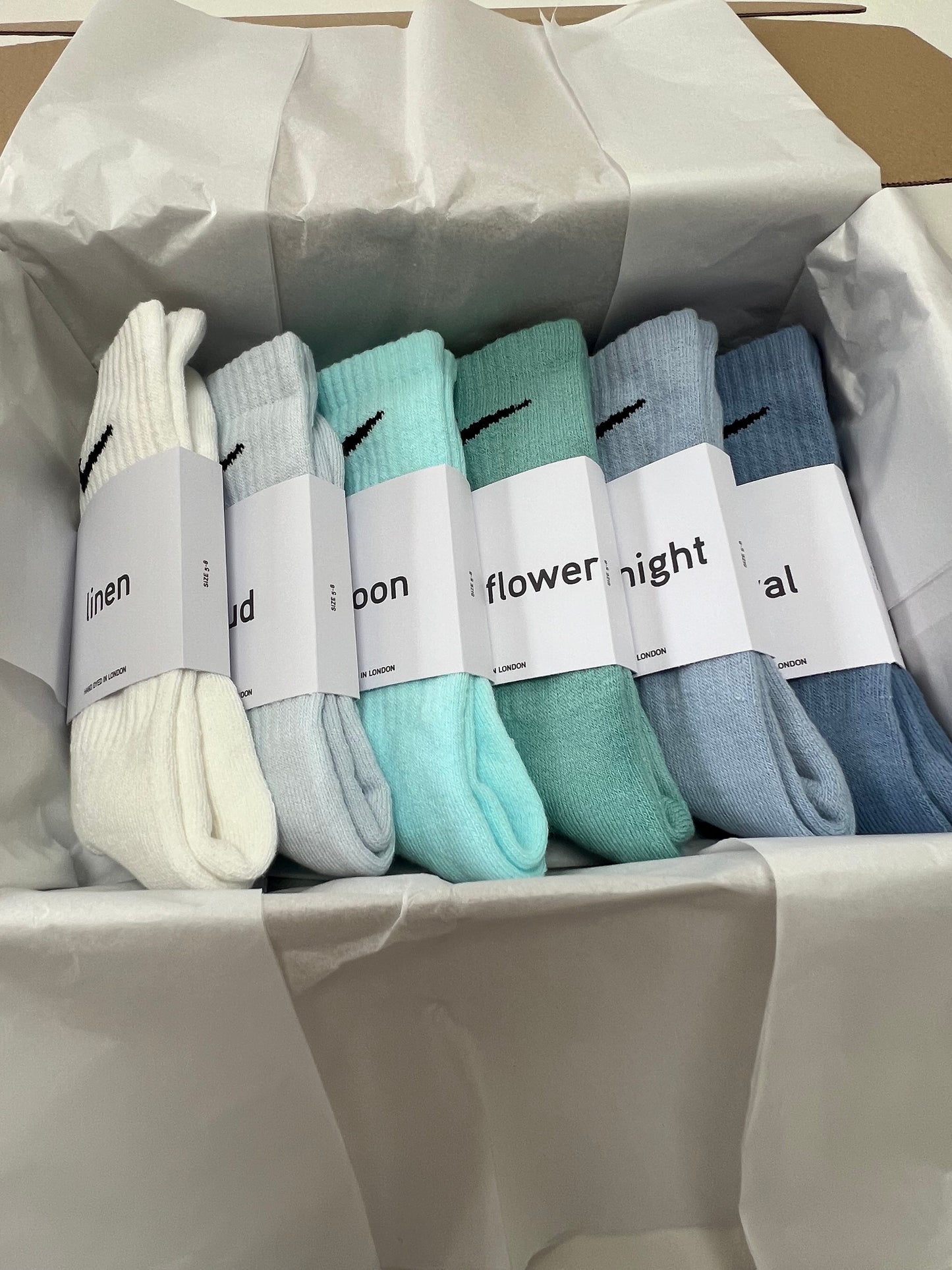 6 pairs Nike crew socks. 6 pack Nike everyday crew socks. Hand dyed colours.