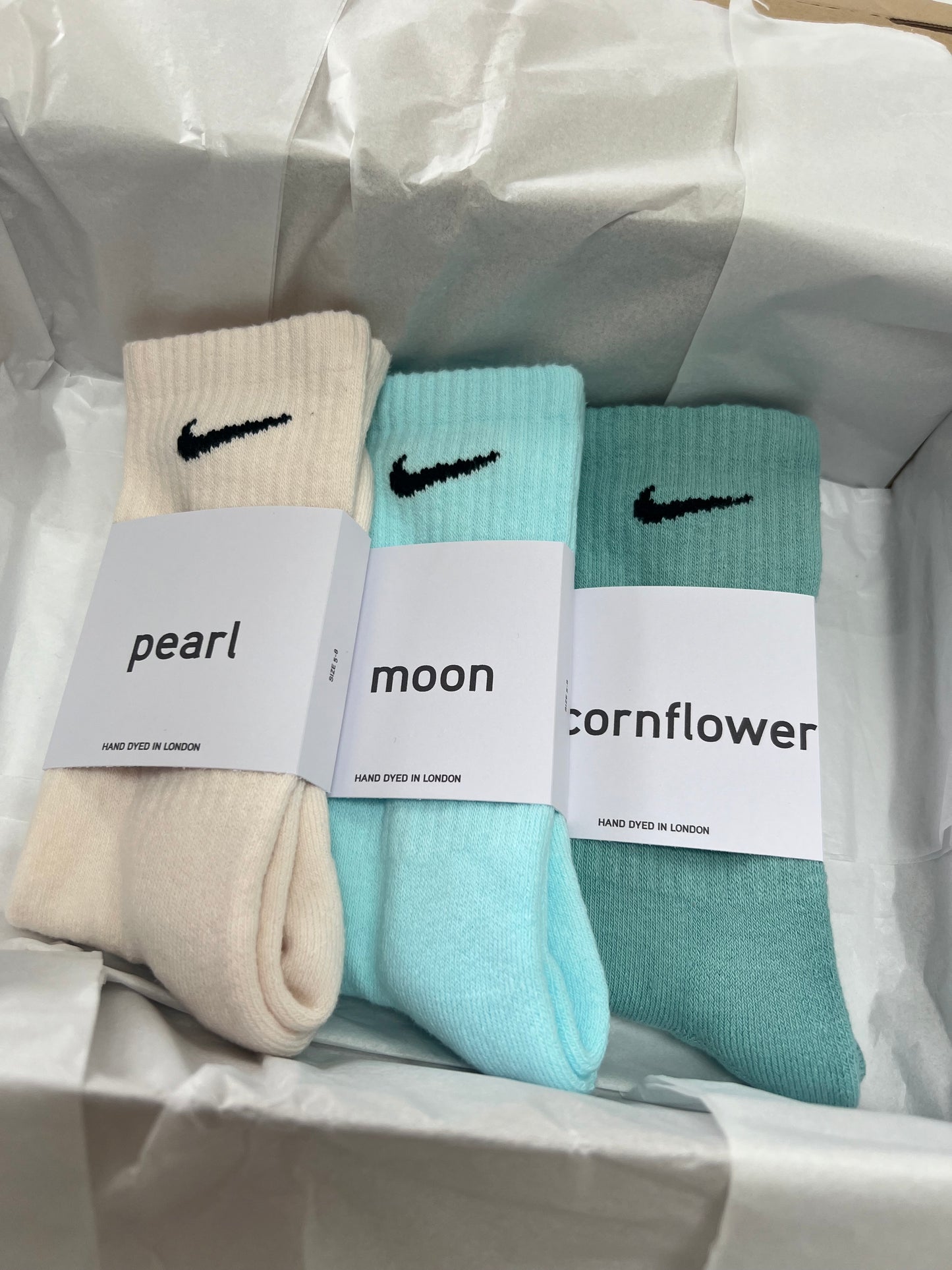 3 pairs Nike crew socks. 3 pack Nike everyday crew socks. Hand dyed colours.