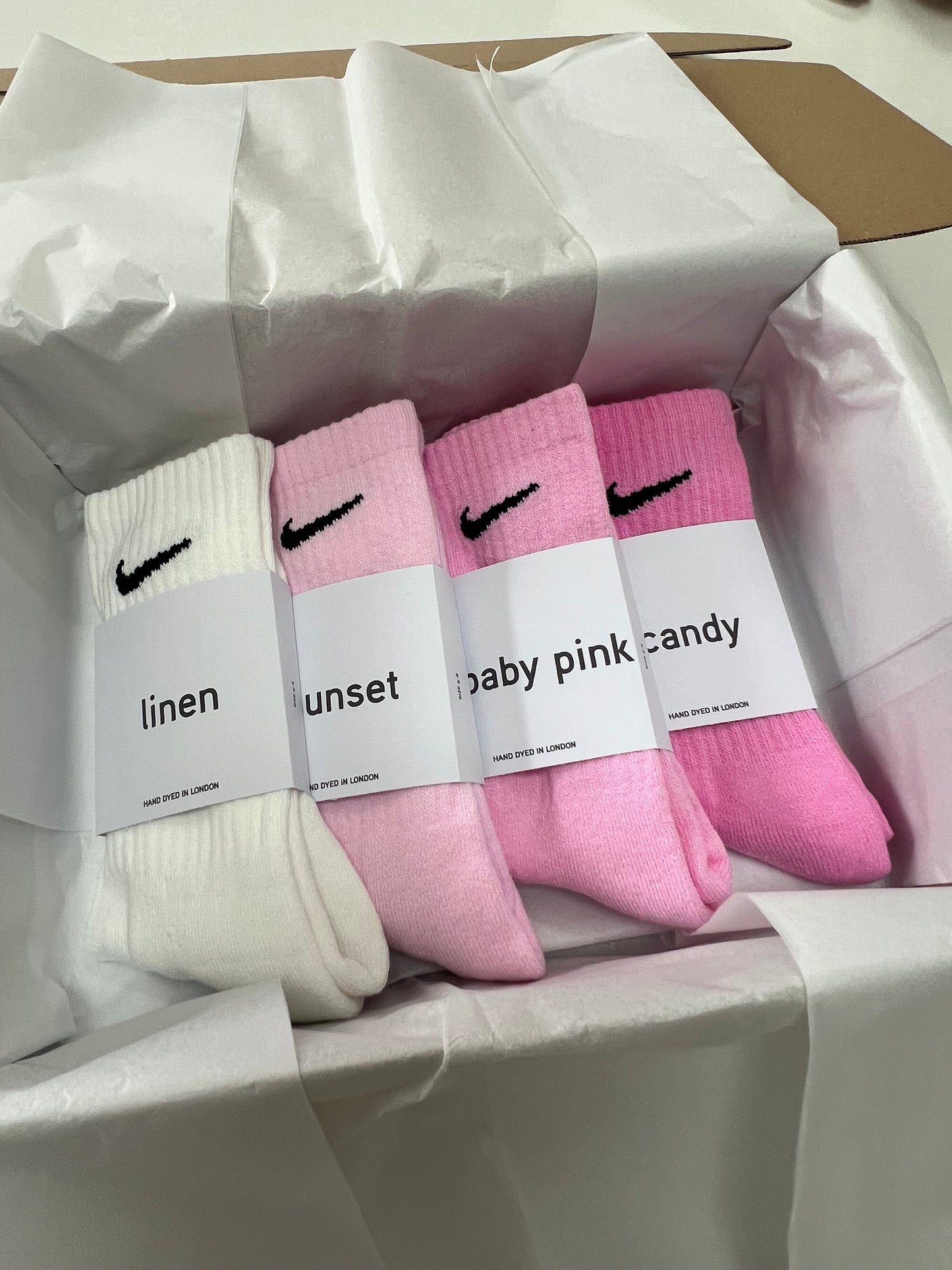 4 pairs Nike crew socks. 4 pack Nike everyday crew socks. Hand dyed colours.