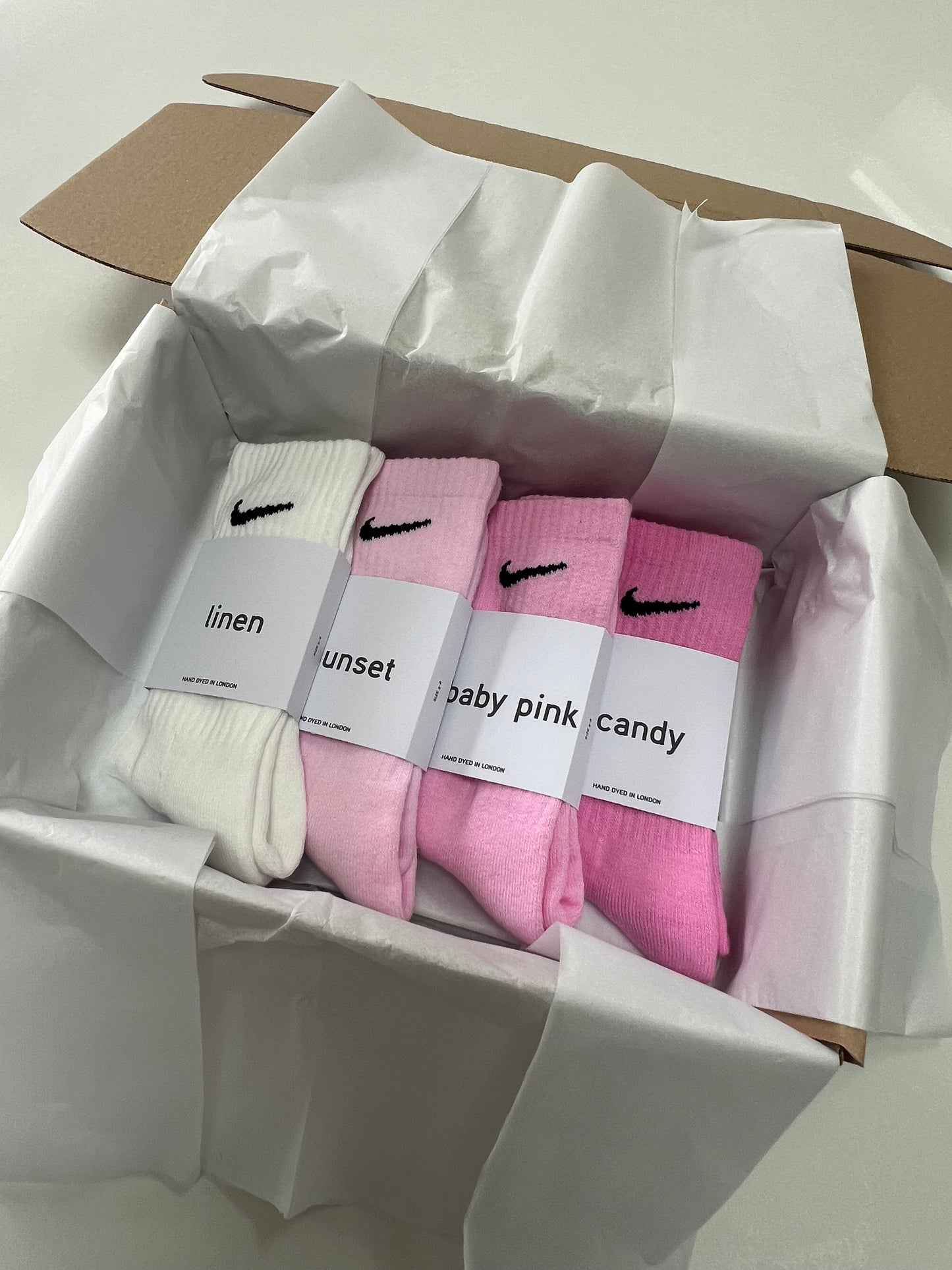 4 pairs Nike crew socks. 4 pack Nike everyday crew socks. Hand dyed colours.