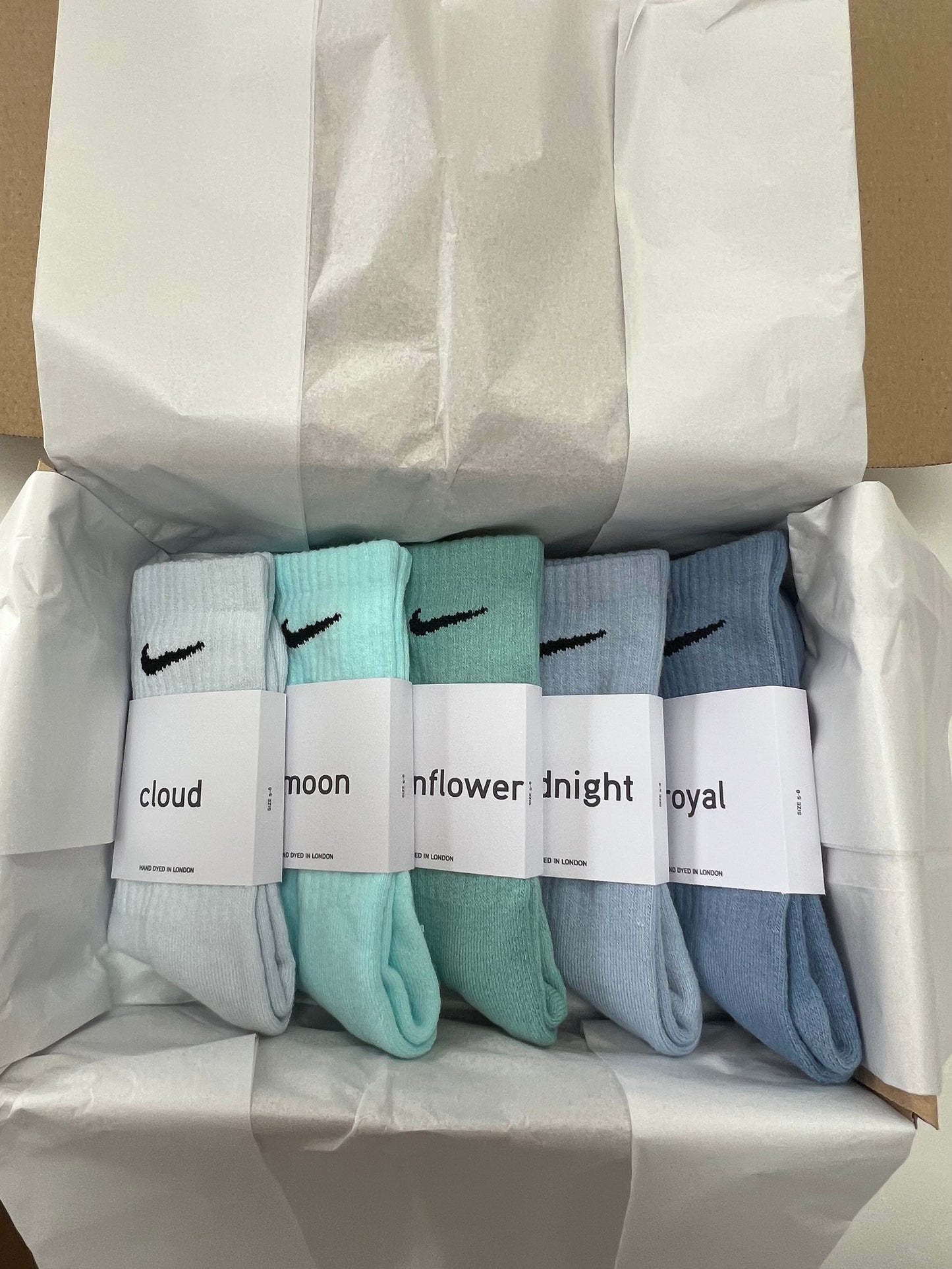 5 pairs Nike crew socks. 5 pack Nike everyday crew socks. Hand dyed colours.