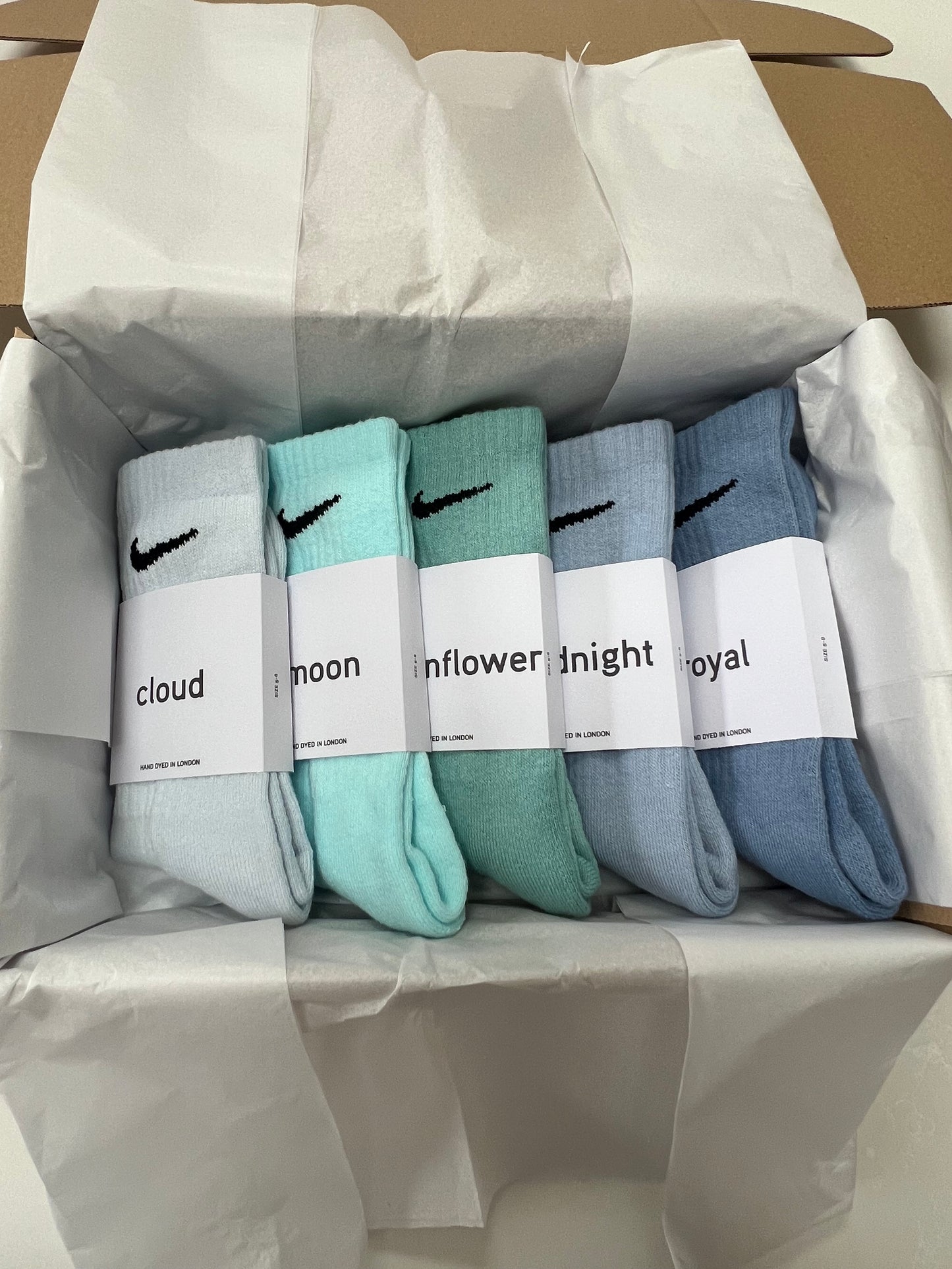 5 pairs Nike crew socks. 5 pack Nike everyday crew socks. Hand dyed colours.