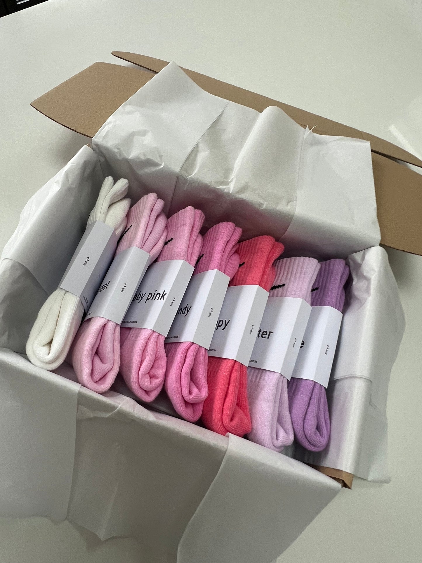 7 pairs Nike crew socks. 7 pack Nike everyday crew socks. Hand dyed colours.