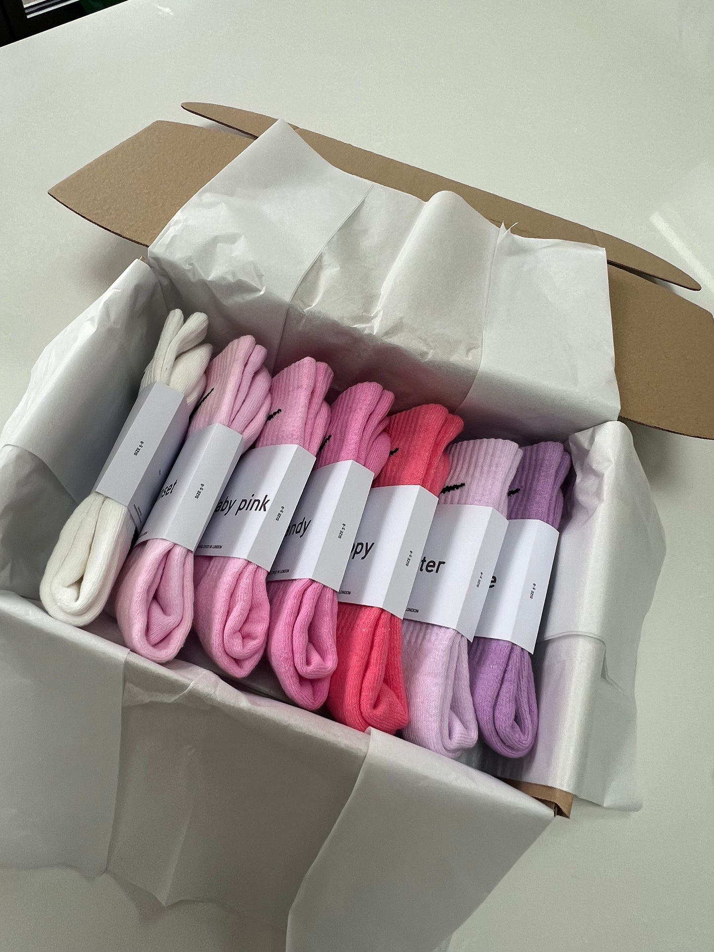 7 pairs Nike crew socks. 7 pack Nike everyday crew socks. Hand dyed colours.