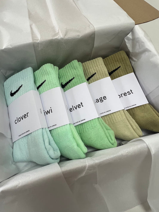 5 pairs Nike crew socks. 5 pack Nike everyday crew socks. Hand dyed colours.