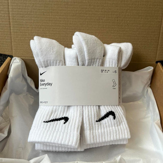 6 pairs Nike crew socks. 6 pack Nike everyday crew socks. Hand dyed colours.