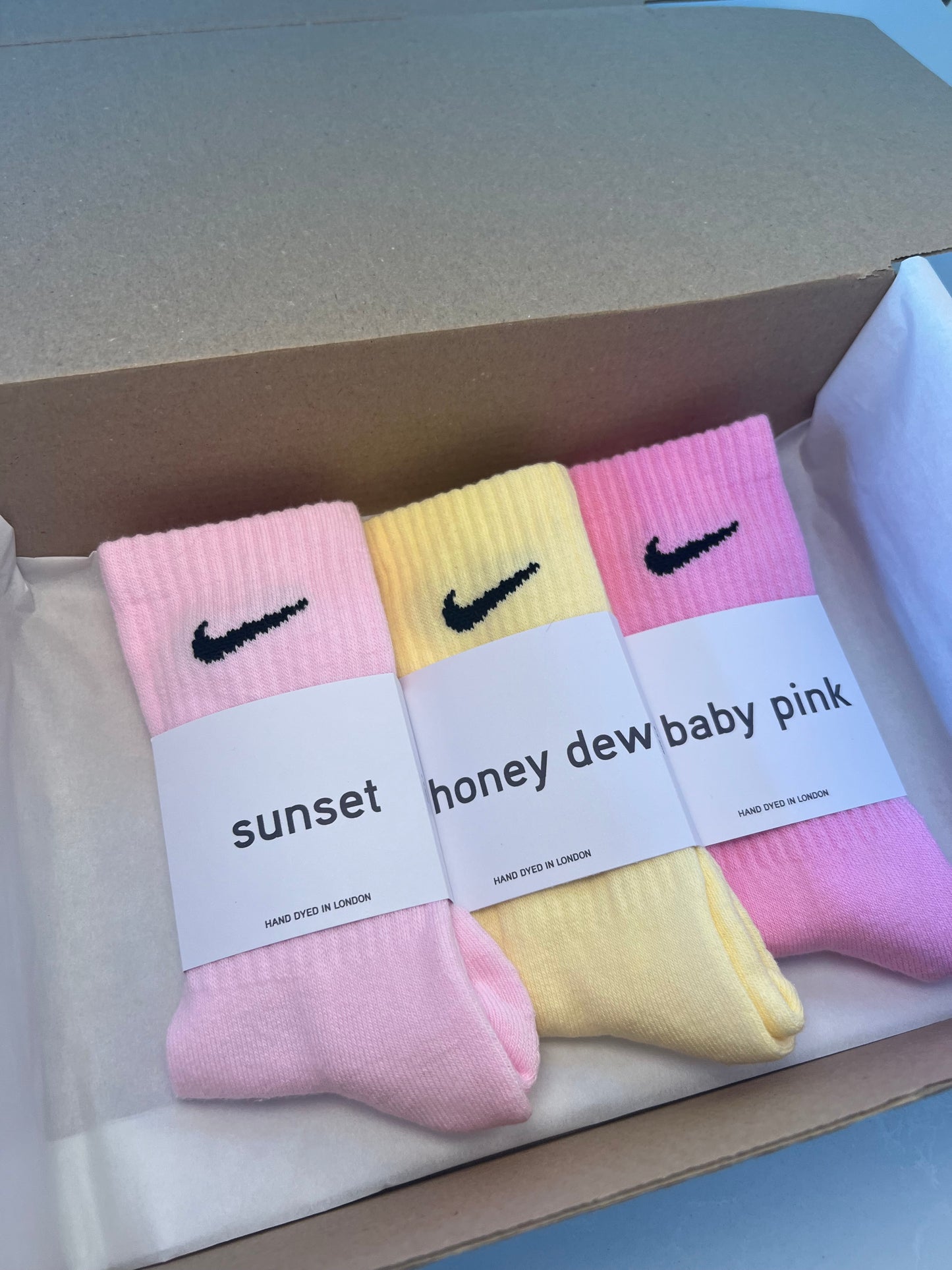 3 pairs Nike crew socks. 3 pack Nike everyday crew socks. Hand dyed colours.