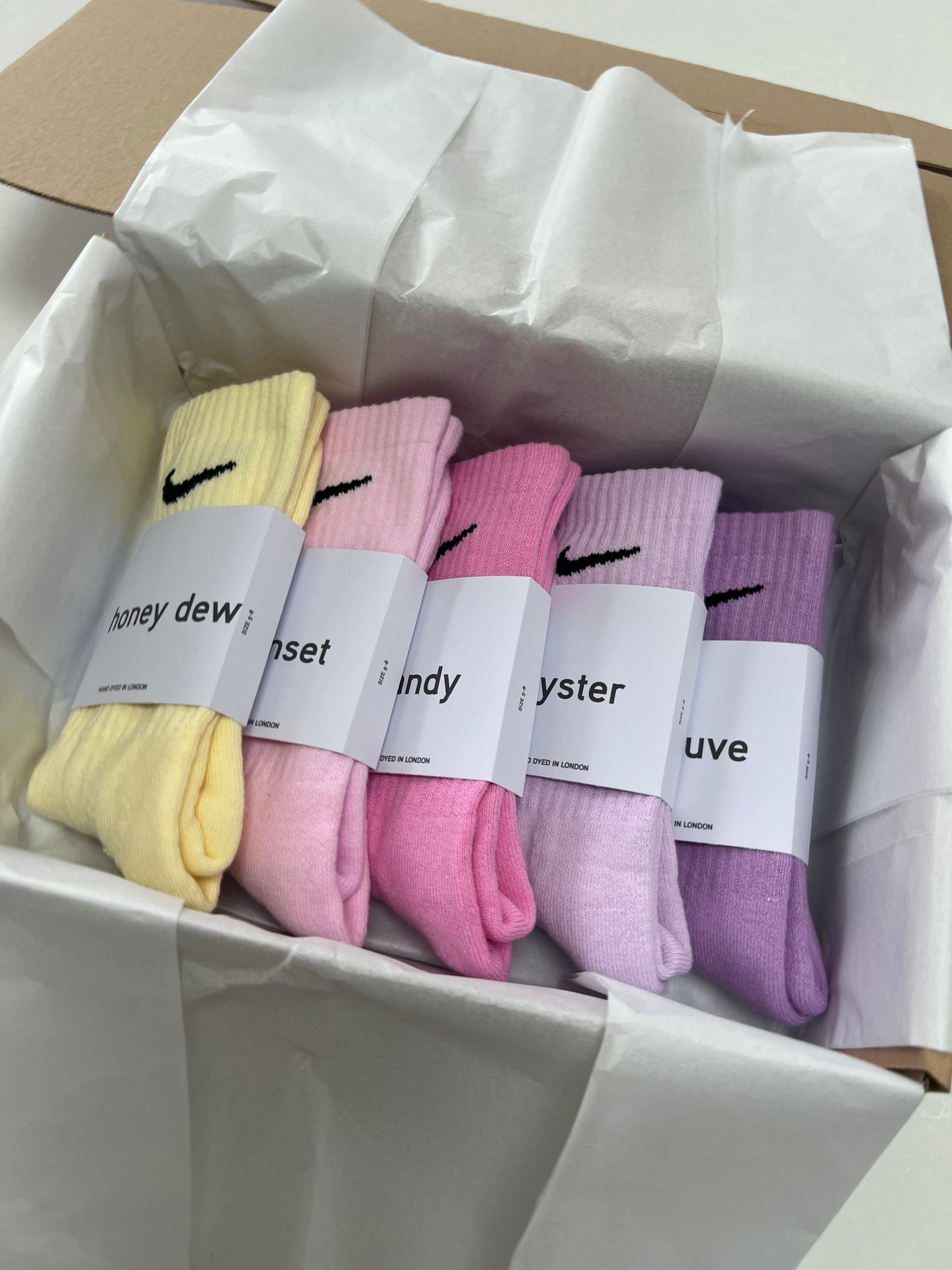 5 pairs Nike crew socks. 5 pack Nike everyday crew socks. Hand dyed colours.