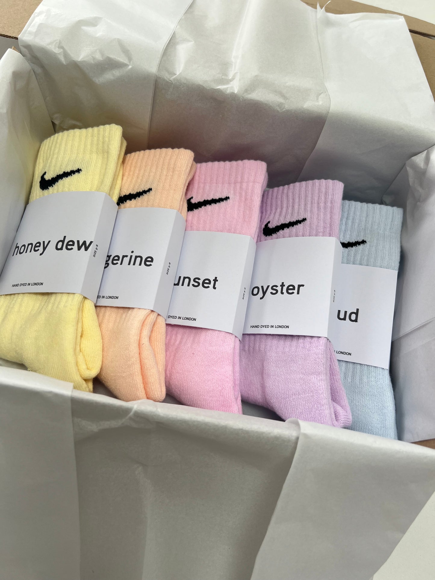 5 pairs Nike crew socks. 5 pack Nike everyday crew socks. Hand dyed colours.