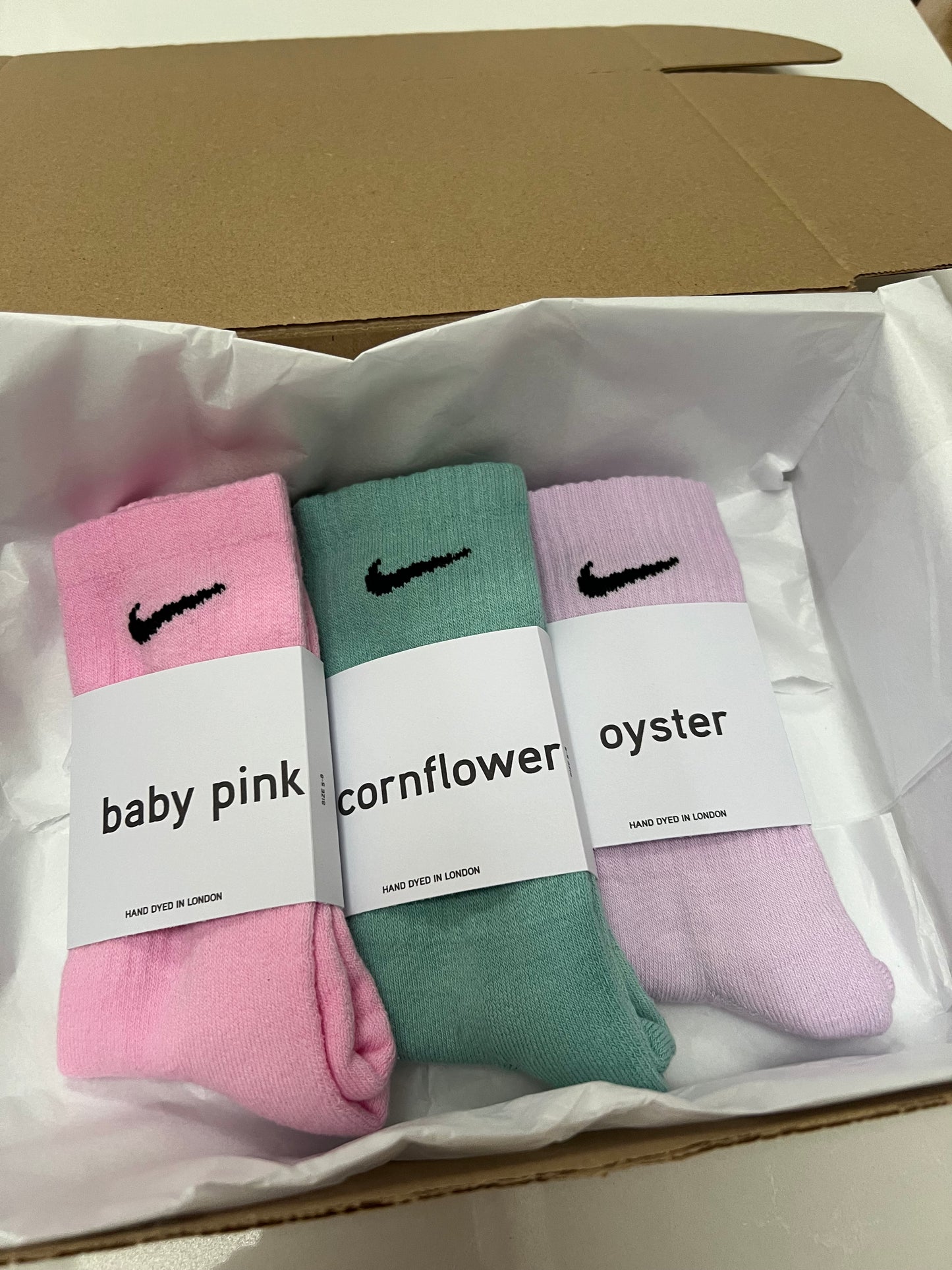 3 pairs Nike crew socks. 3 pack Nike everyday crew socks. Hand dyed colours.