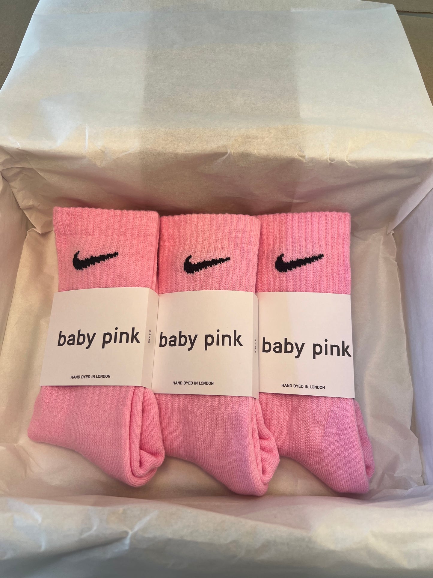 3 pairs Nike crew socks. 3 pack Nike everyday crew socks. Hand dyed colours.