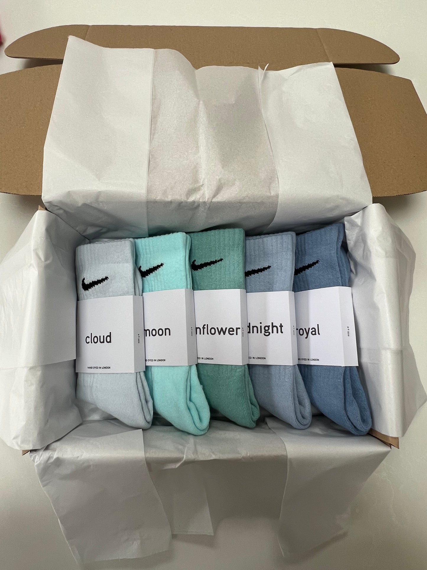 5 pairs Nike crew socks. 5 pack Nike everyday crew socks. Hand dyed colours.