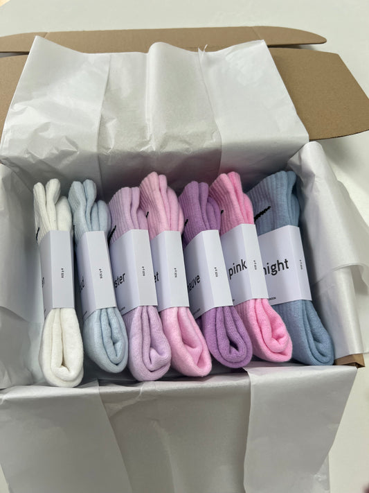 7 pairs Nike crew socks. 7 pack Nike everyday crew socks. Hand dyed colours.